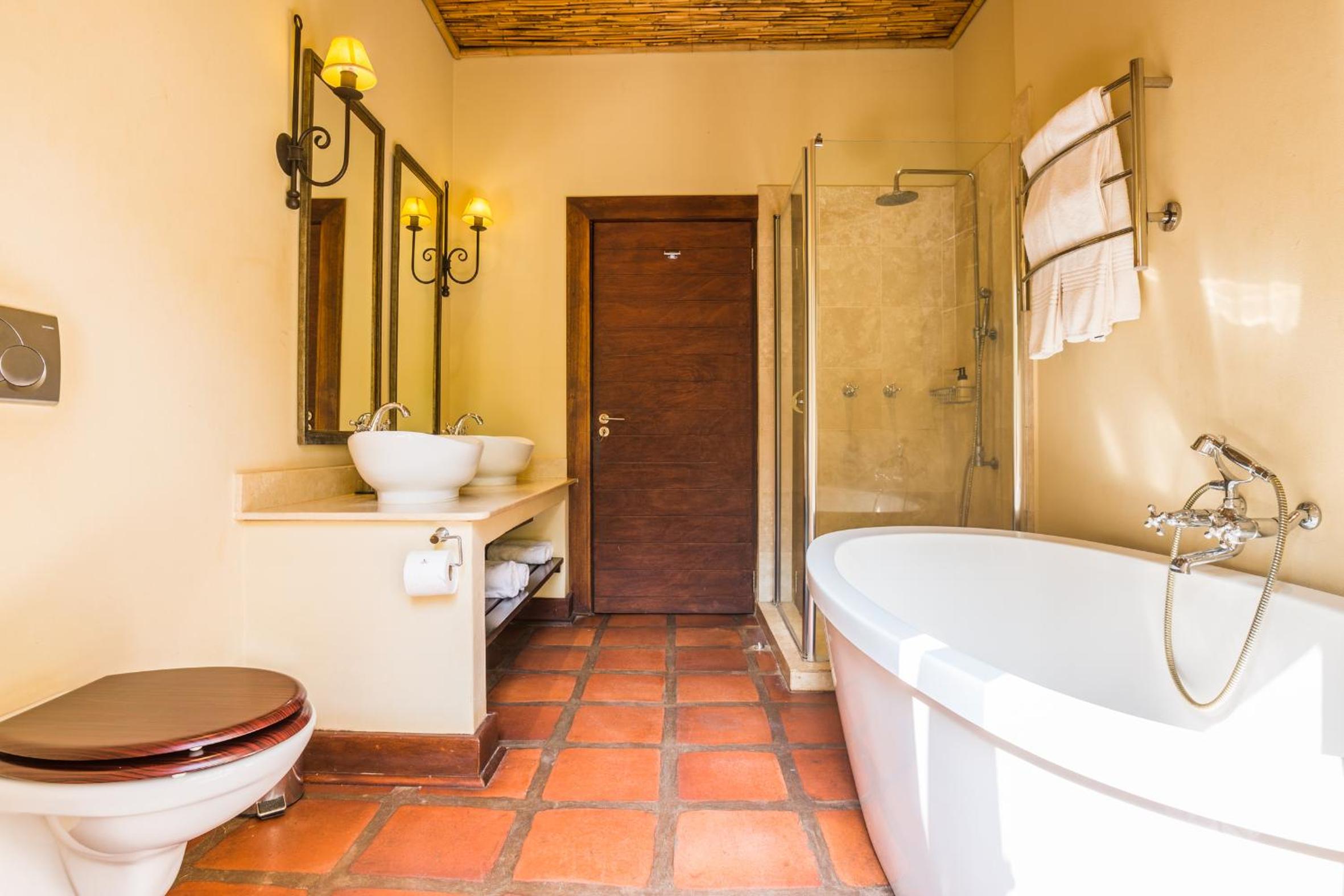 Deluxe Suite with Spa Bath - Photo 4