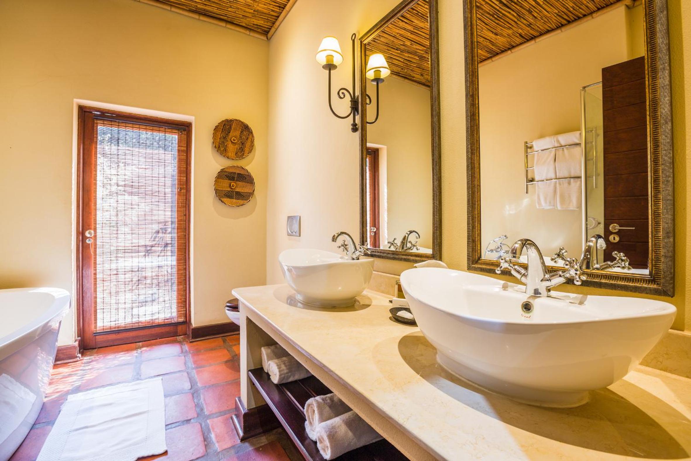 Deluxe Suite with Spa Bath - Photo 5