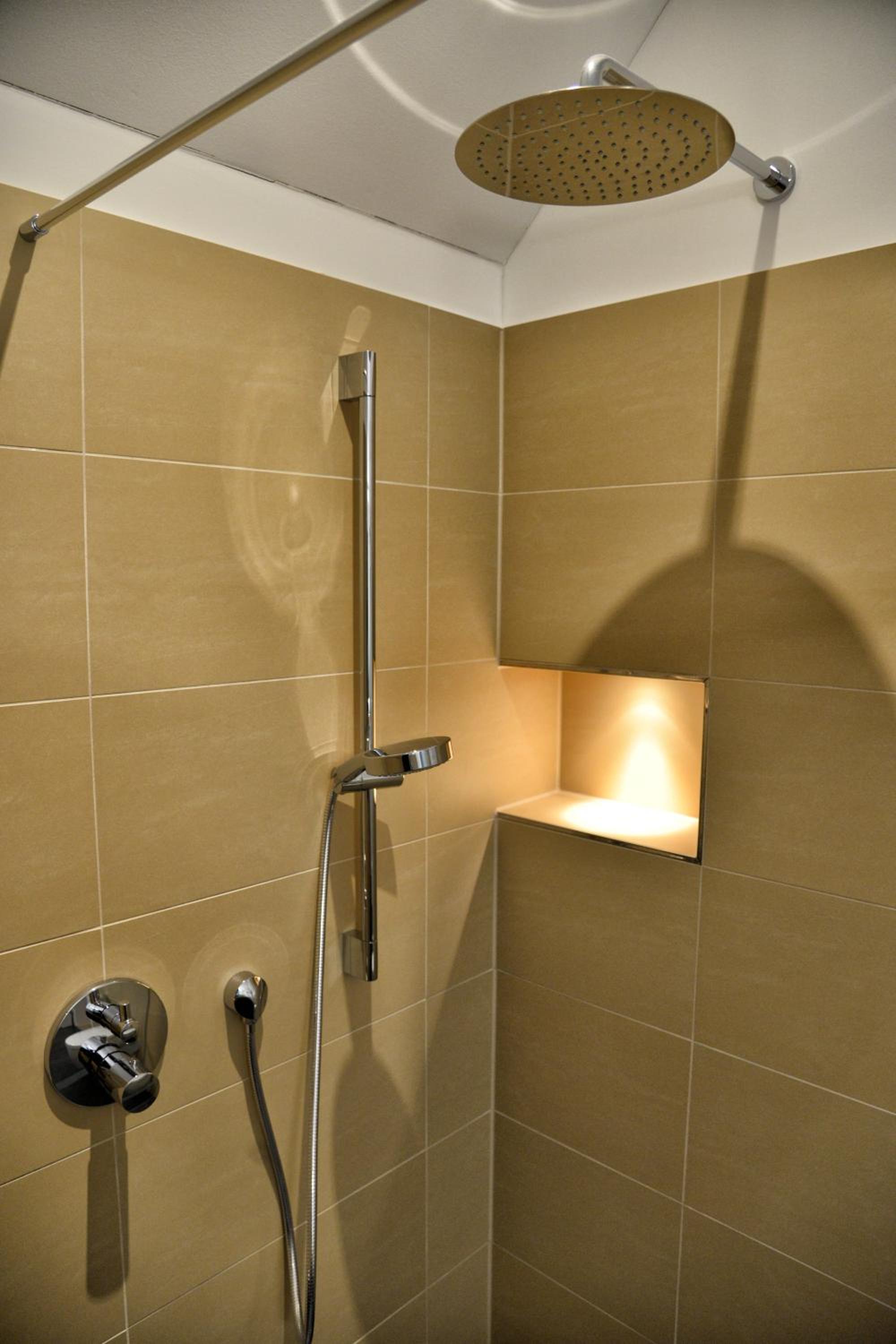Deluxe Double Room - Photo 9