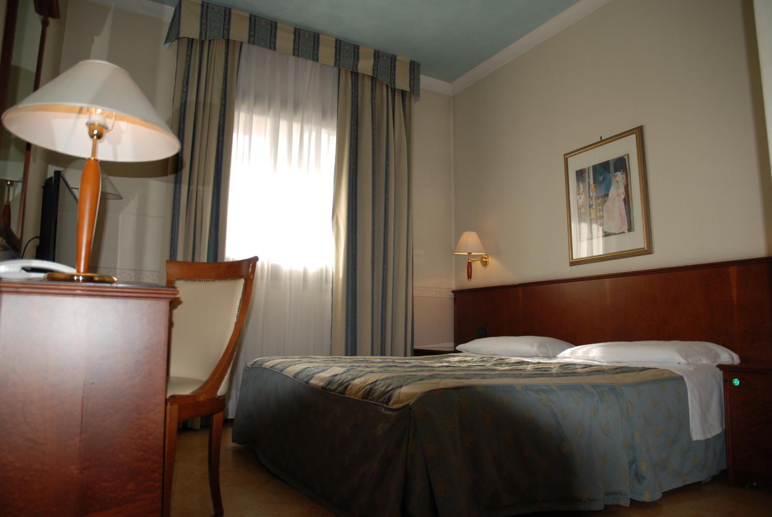 Classic Double or Twin Room - Photo 10