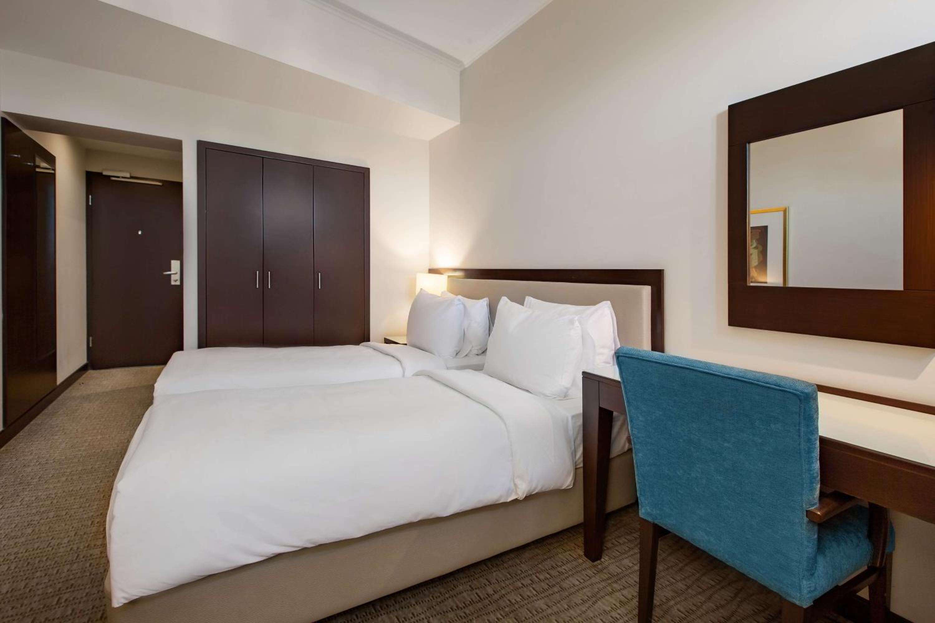 Junior Suite with Balcony and City View - Photo 17