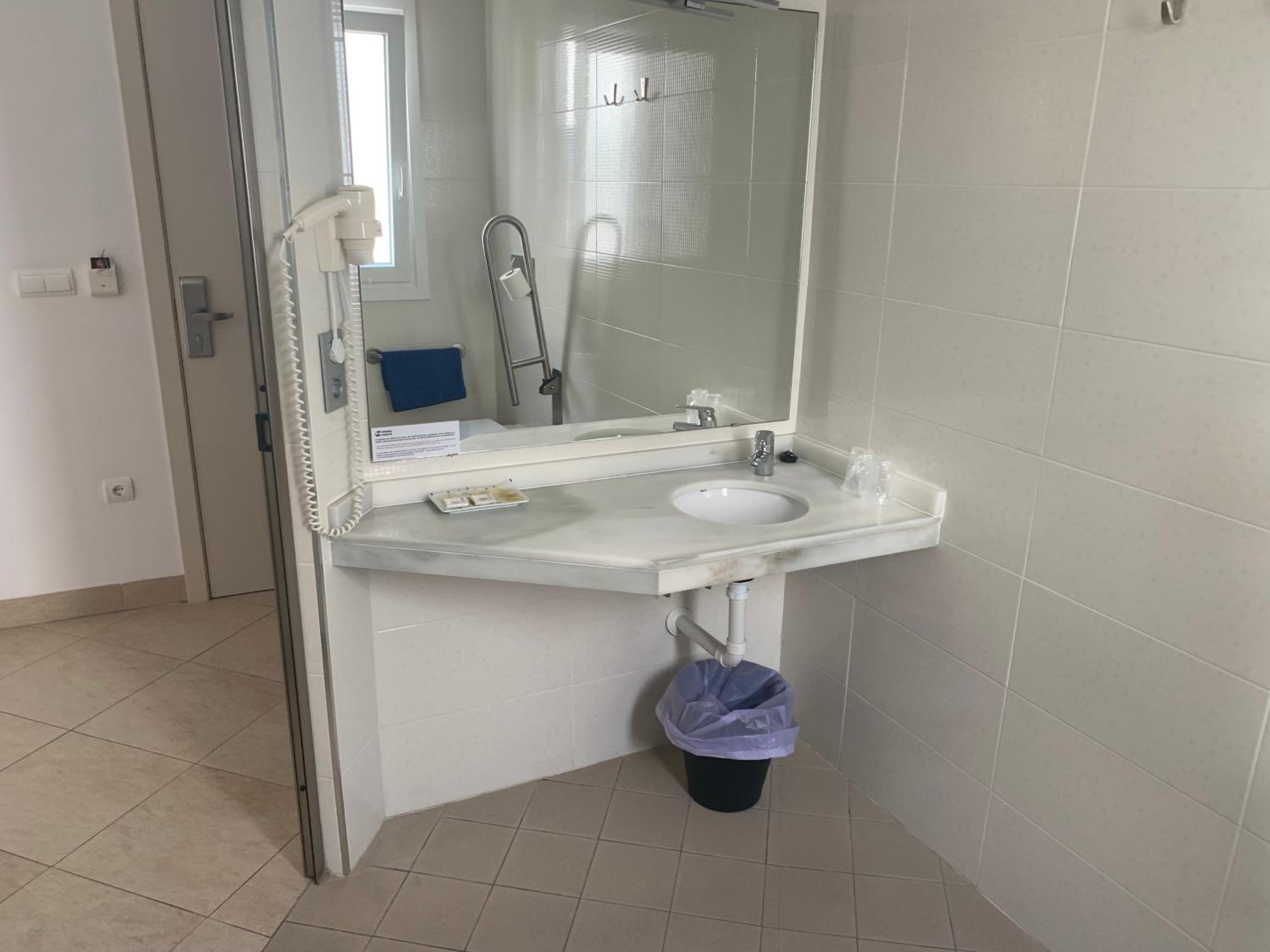 Twin Room - Disability Access photo 2
