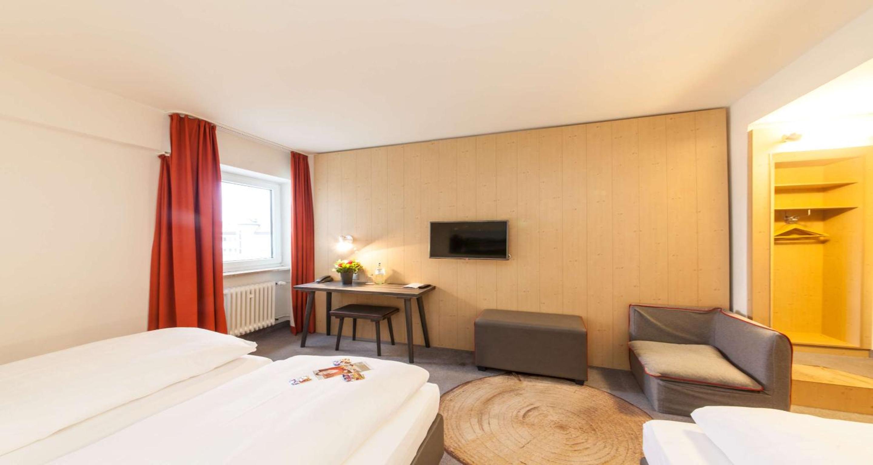 Standard Triple Room with Three Single Beds photo 2