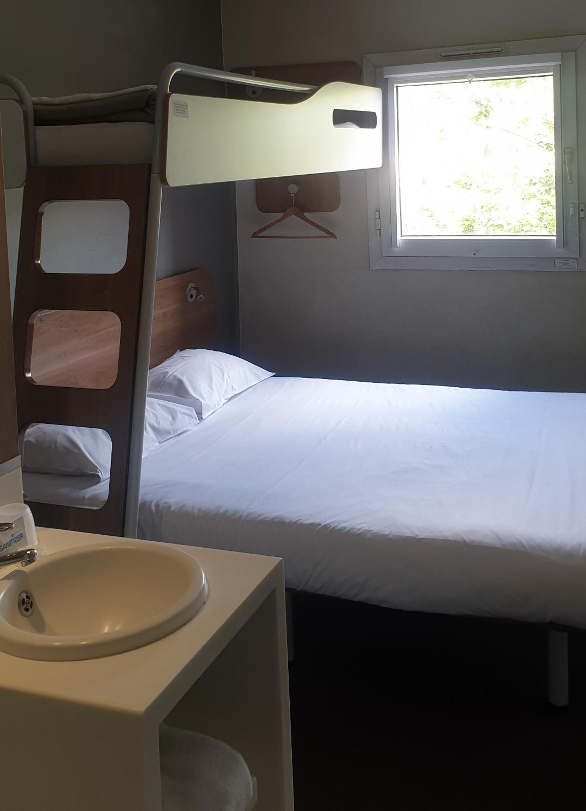 Standard Triple Room (Nonsmoking) photo 3