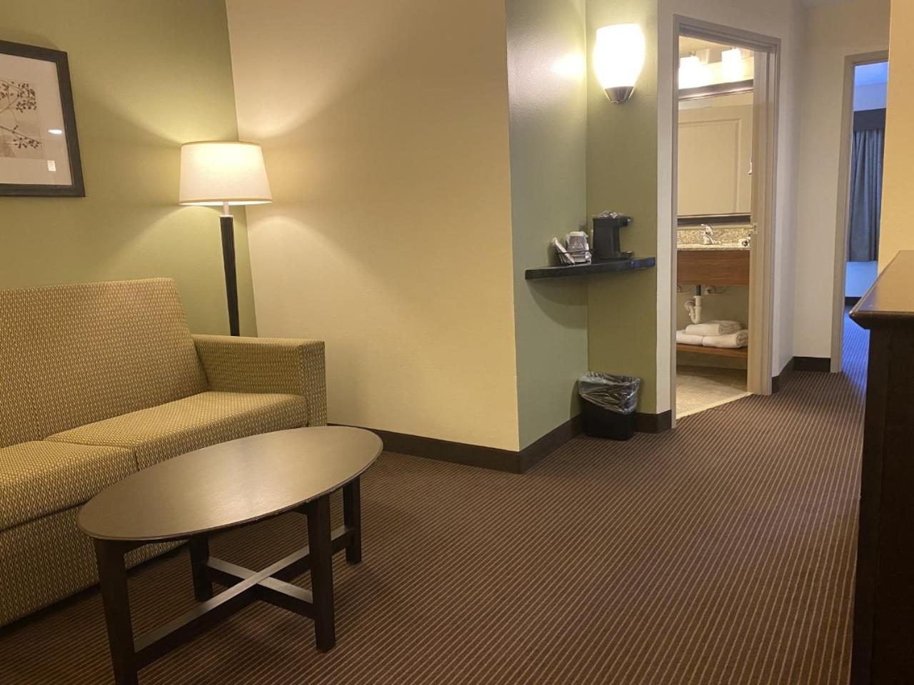 One-Bedroom Superior King Suite - Non-Smoking photo 2