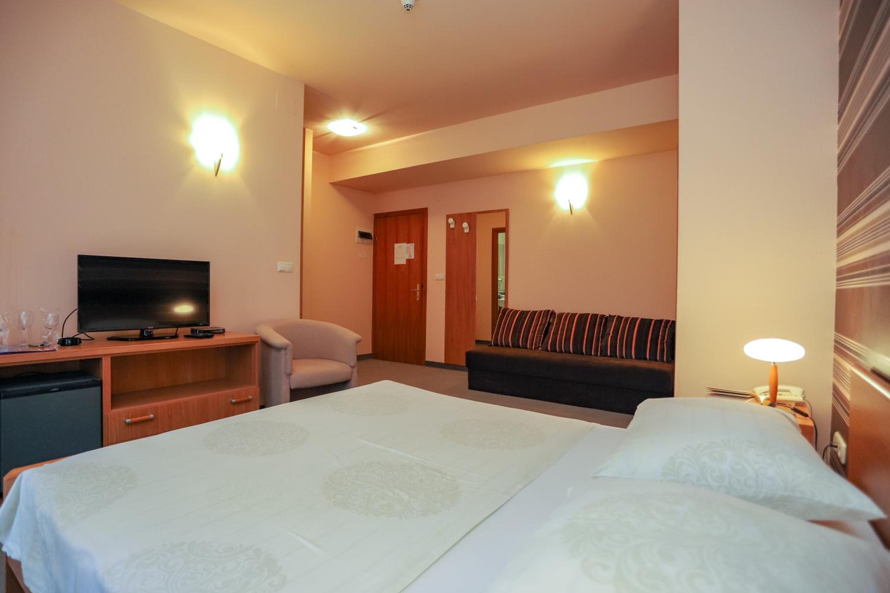 Economy Triple Room - Photo 1