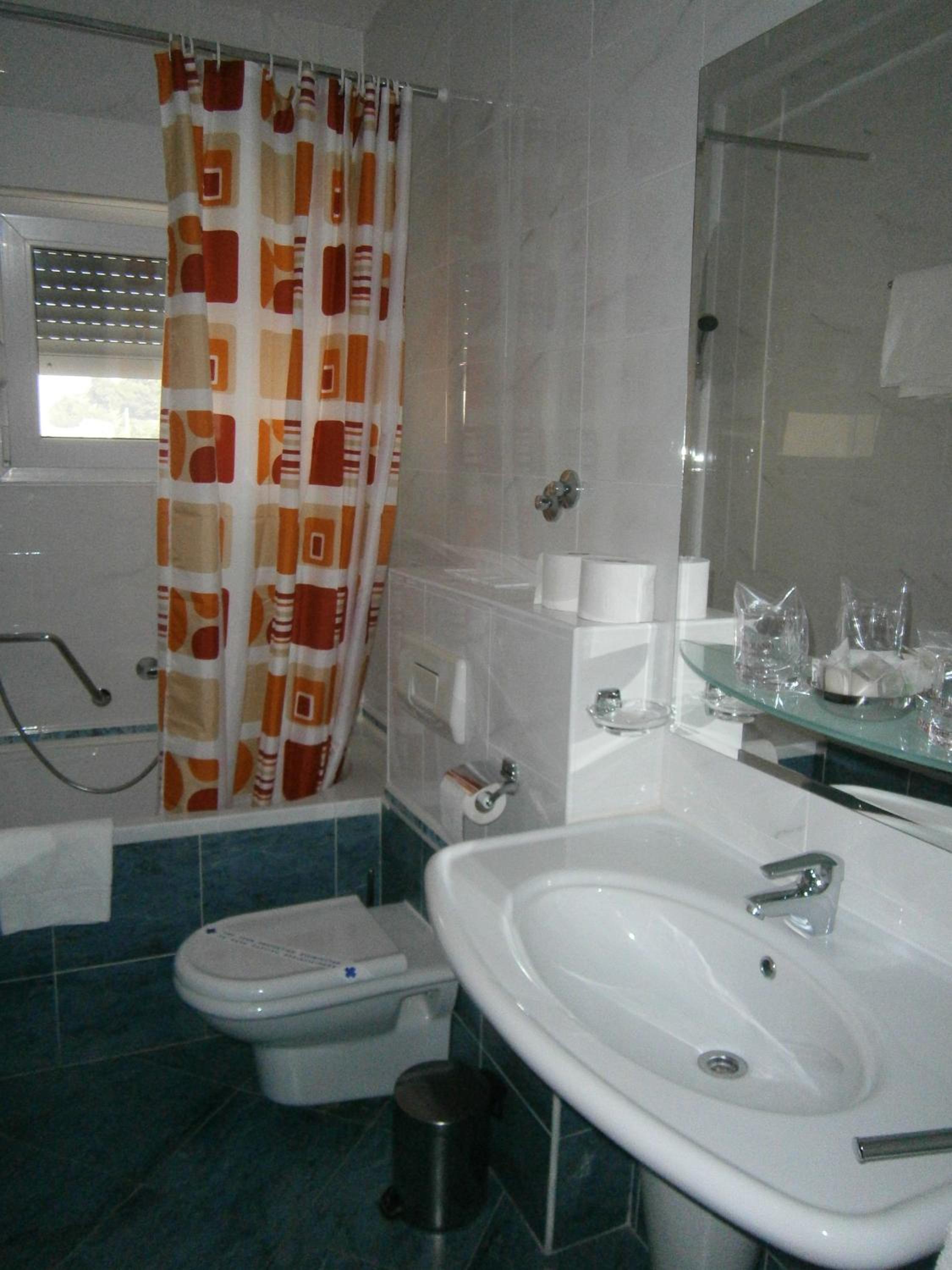 Economy Triple Room - Photo 3