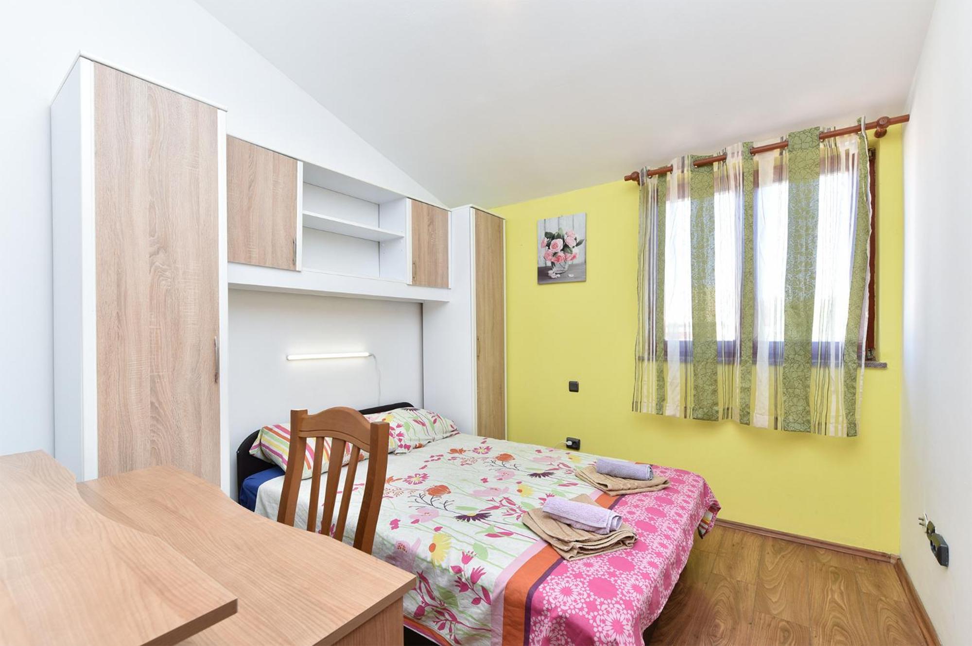 Six-Bedroom House photo 1