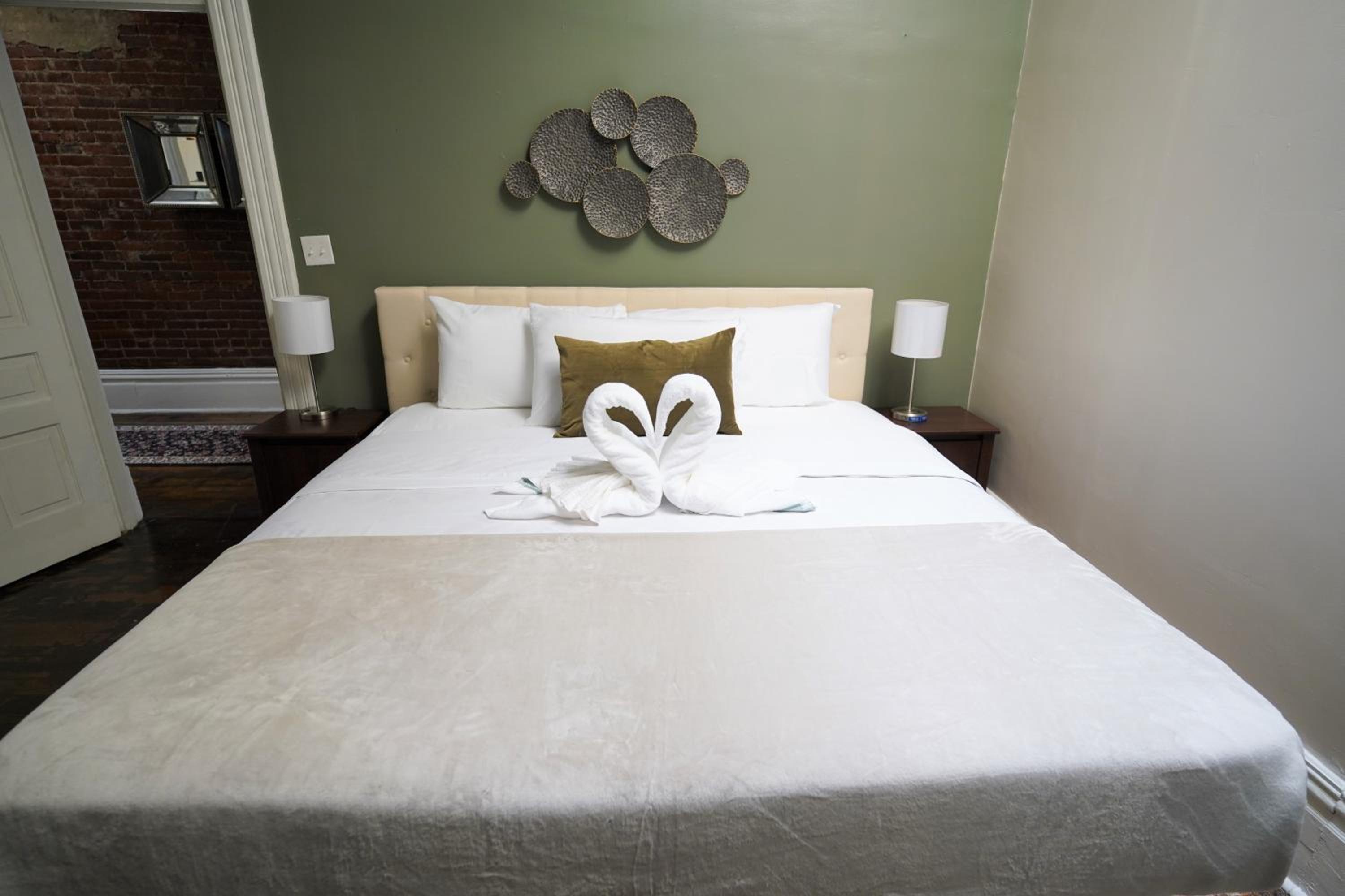 Three-Bedroom Apartment - Photo 18