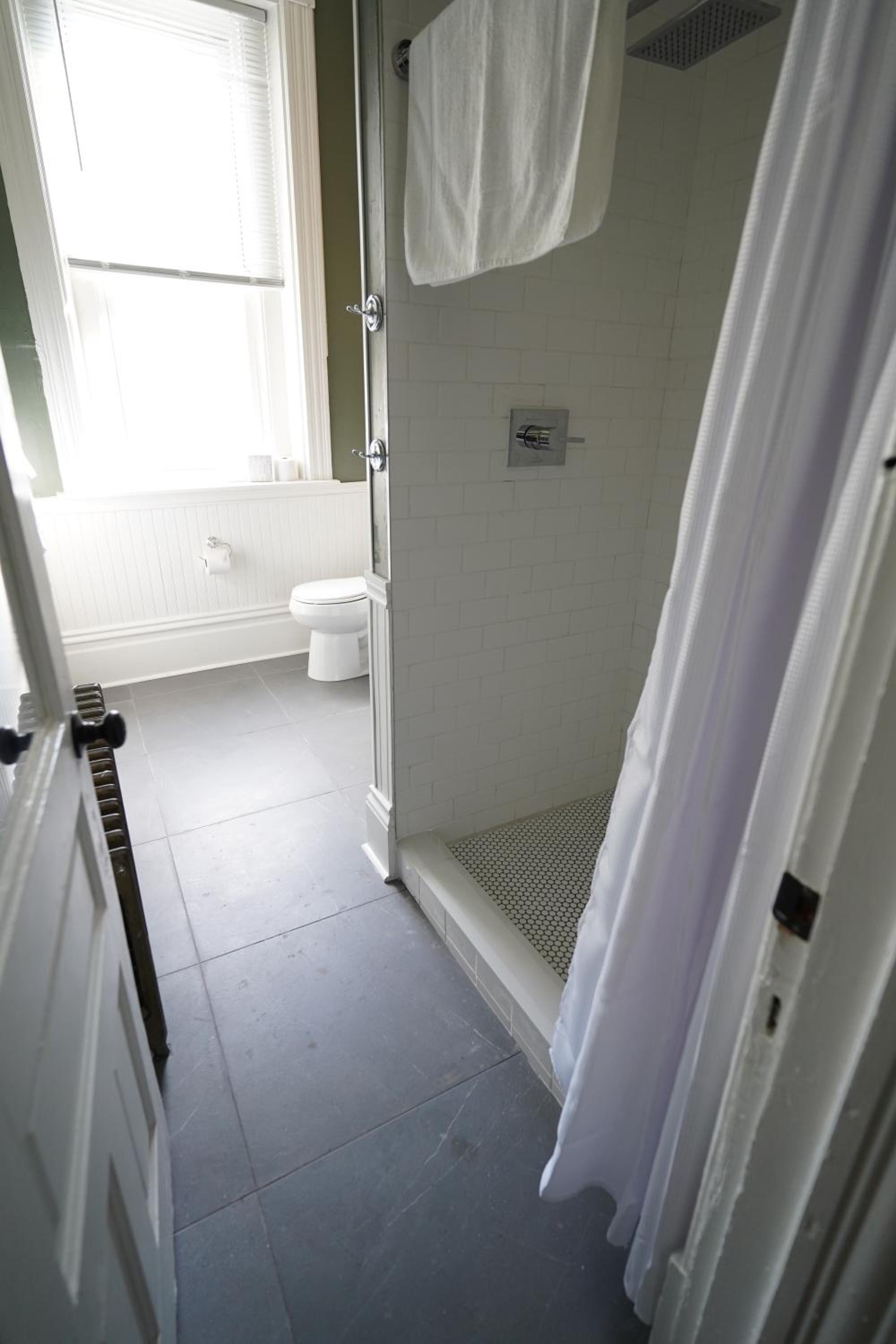 Three-Bedroom Apartment - Photo 3