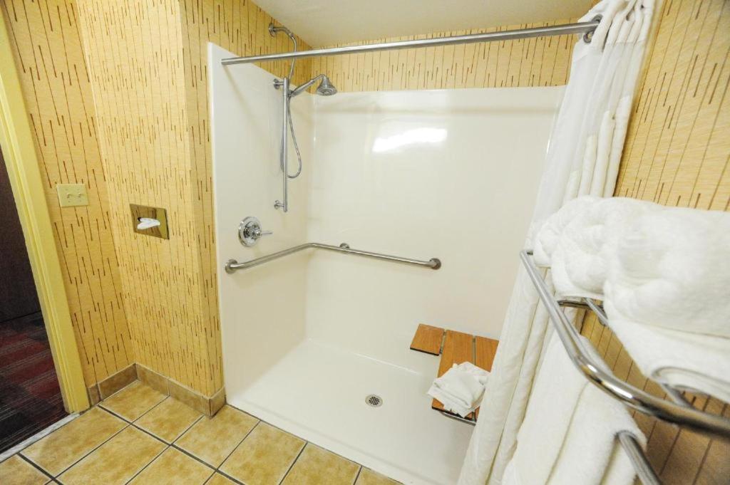 King Room - Mobility Access/Hearing Accessible - Photo 4