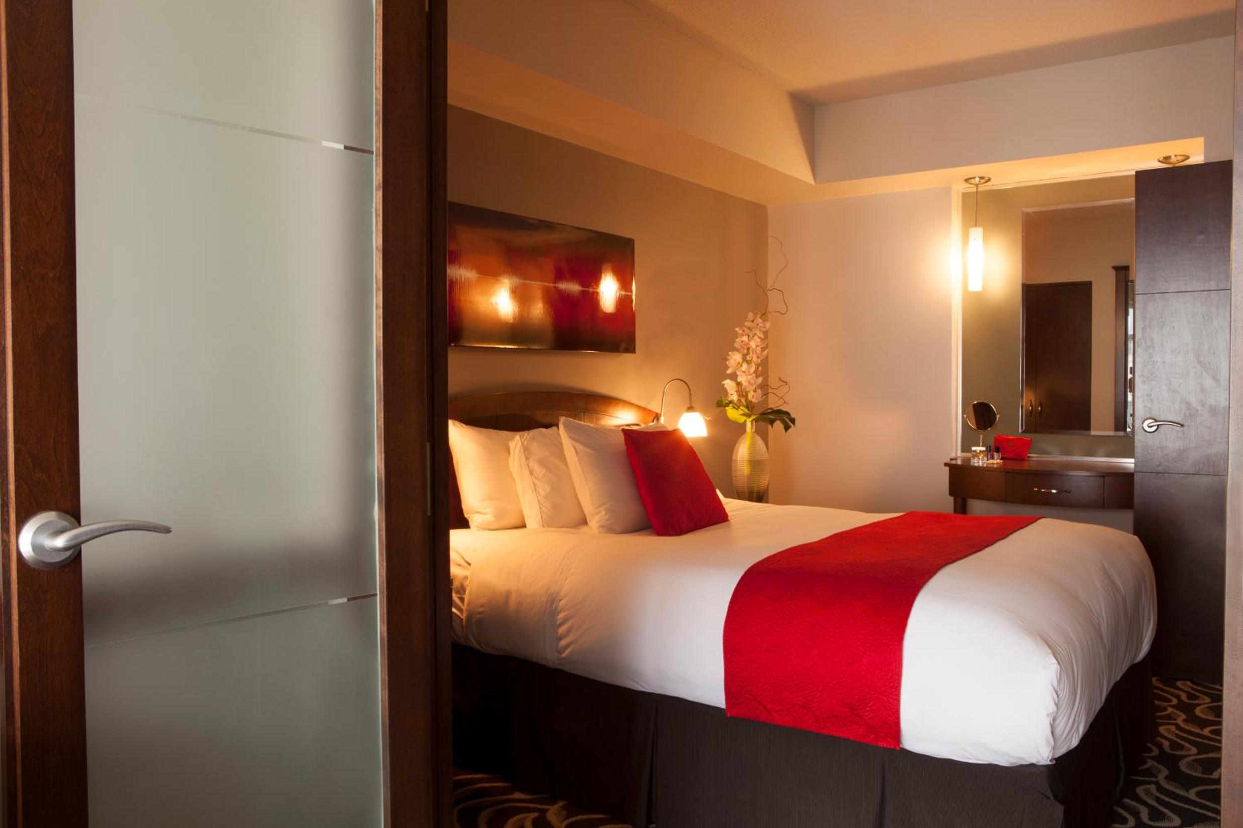 Deluxe Queen Suite - Photo 3