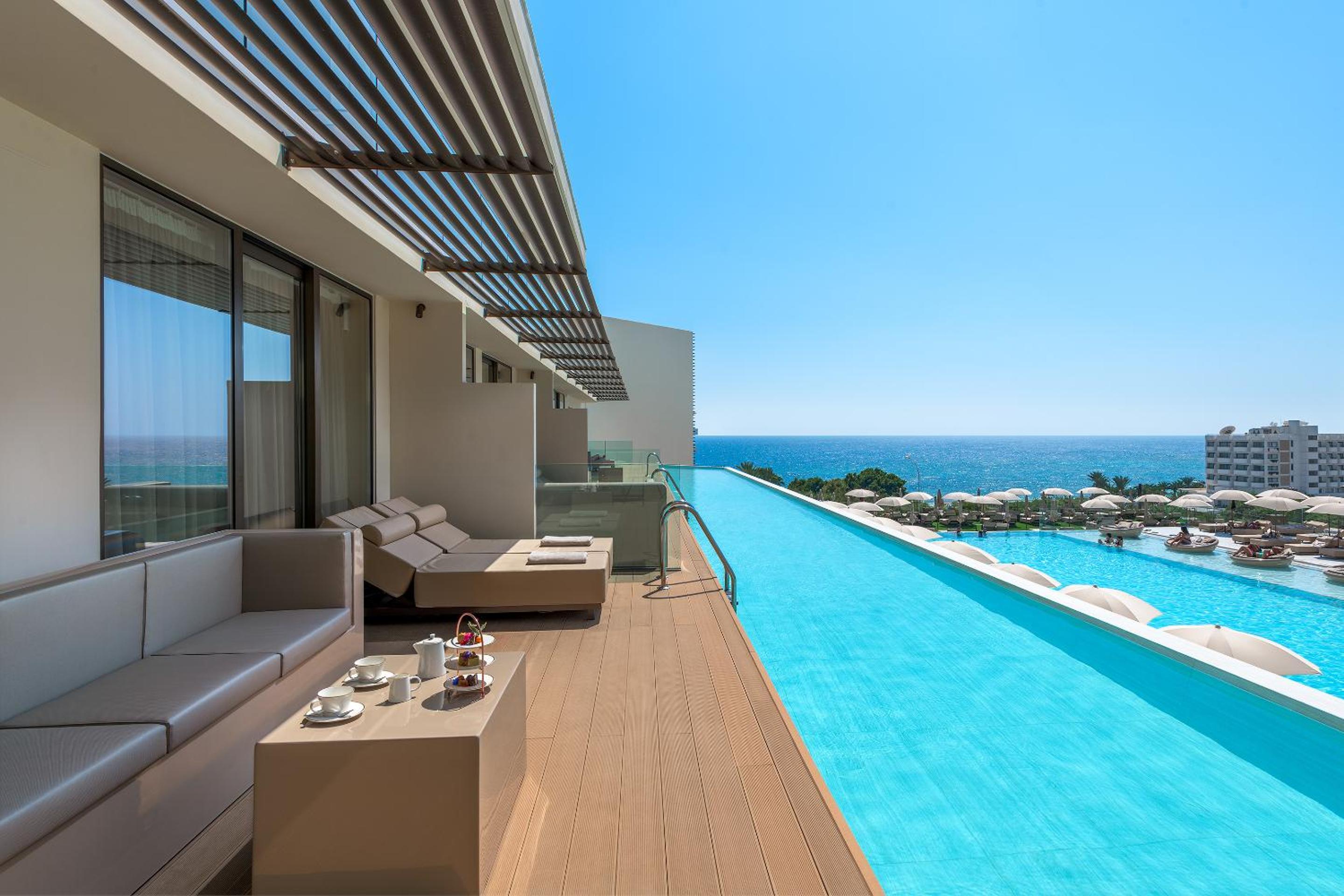 Prestige Swim-Up Suite with Sea & Pool View - Photo 7