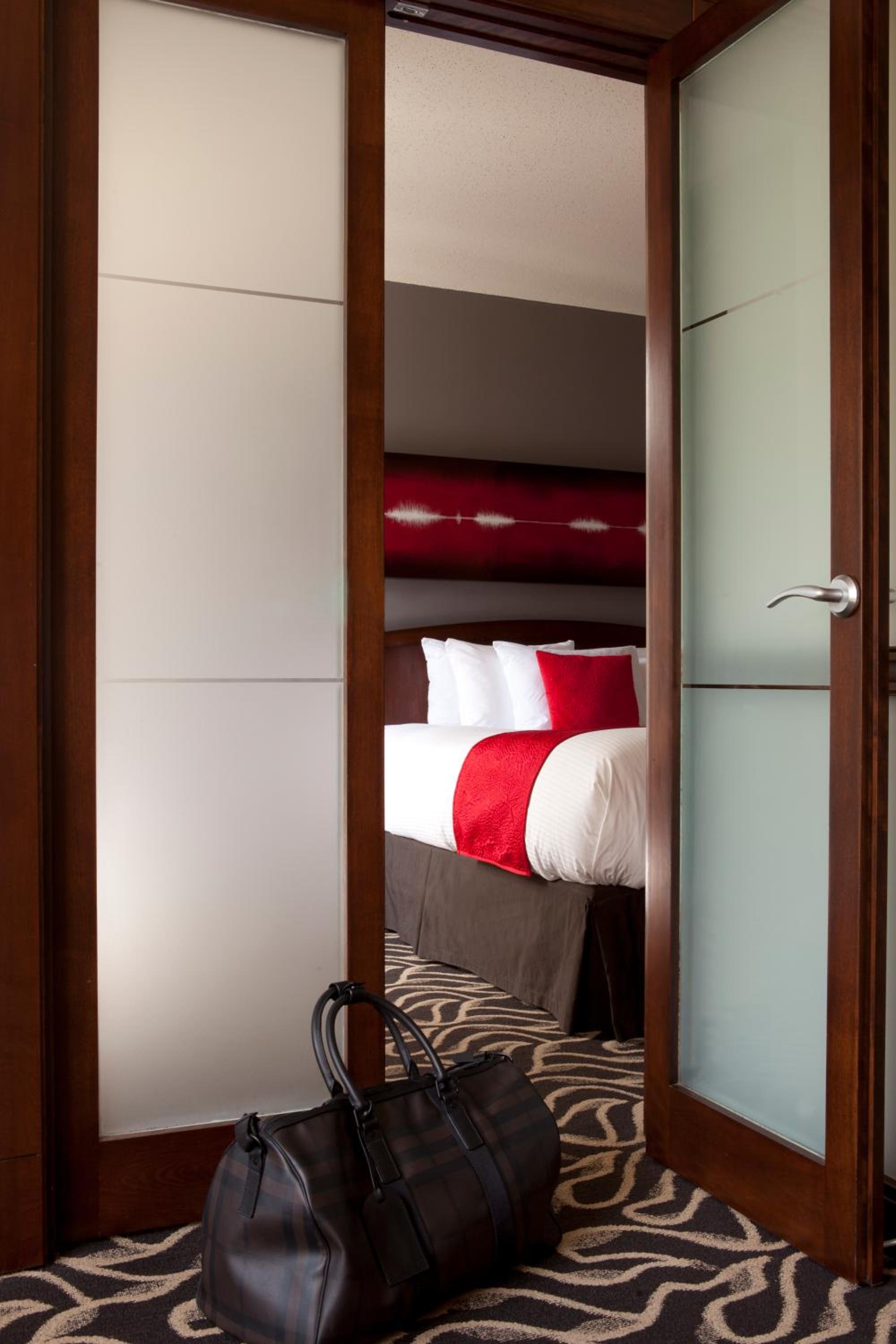 Deluxe Queen Suite - Photo 4