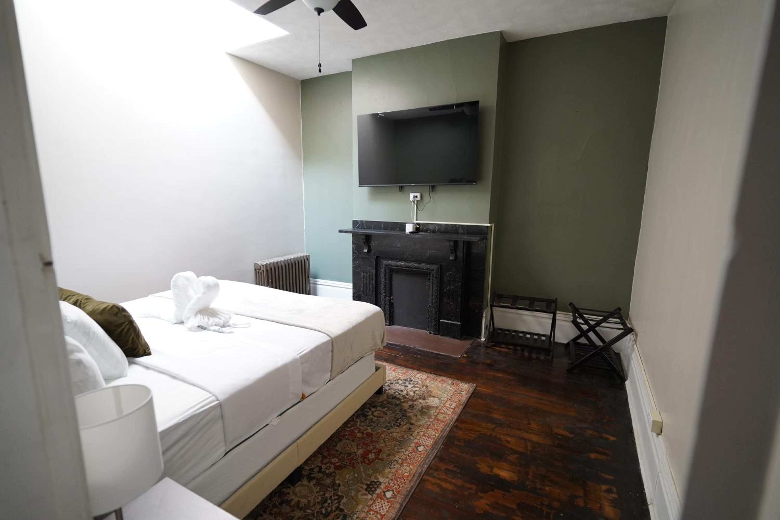 Three-Bedroom Apartment - Photo 24