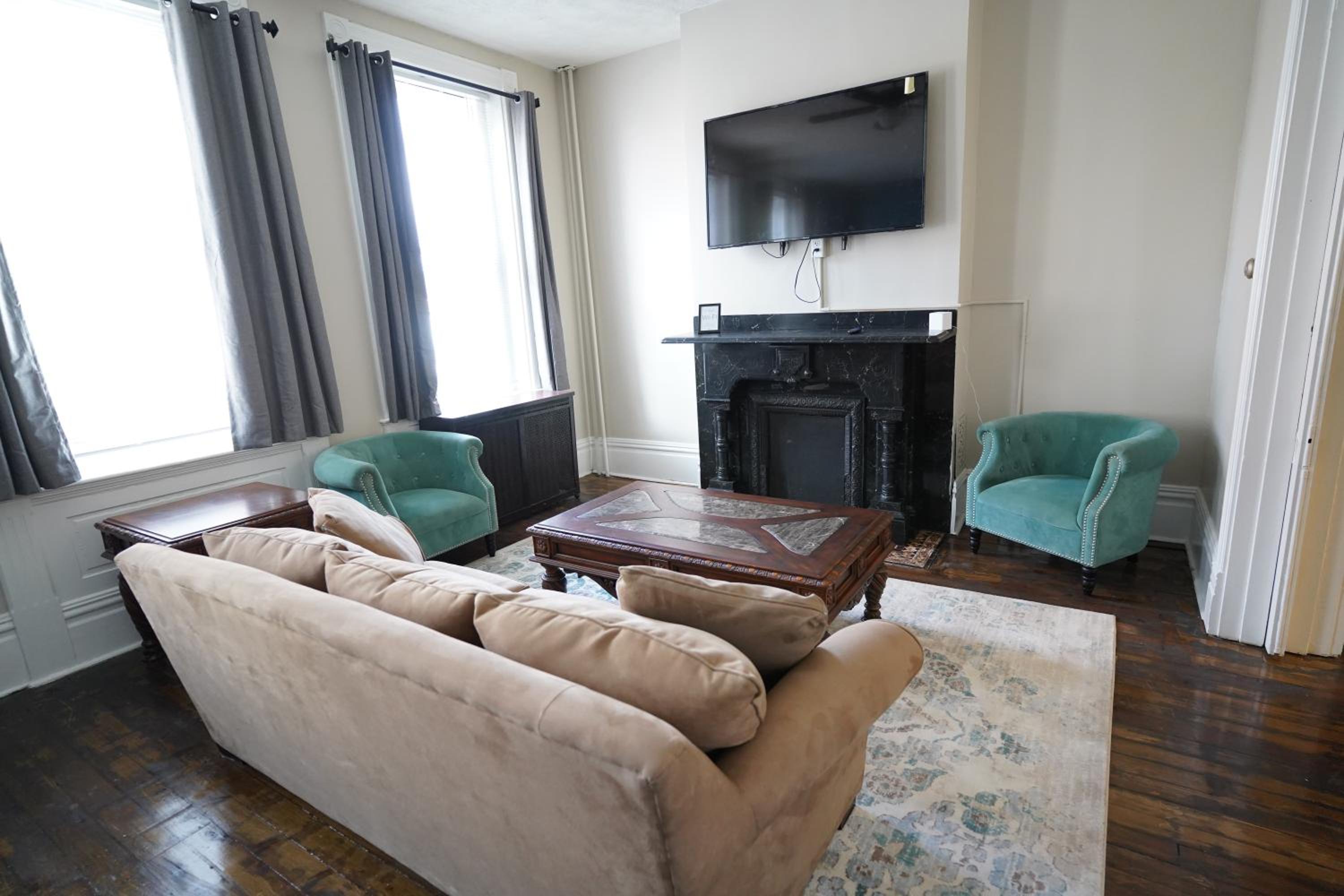 Three-Bedroom Apartment - Photo 7