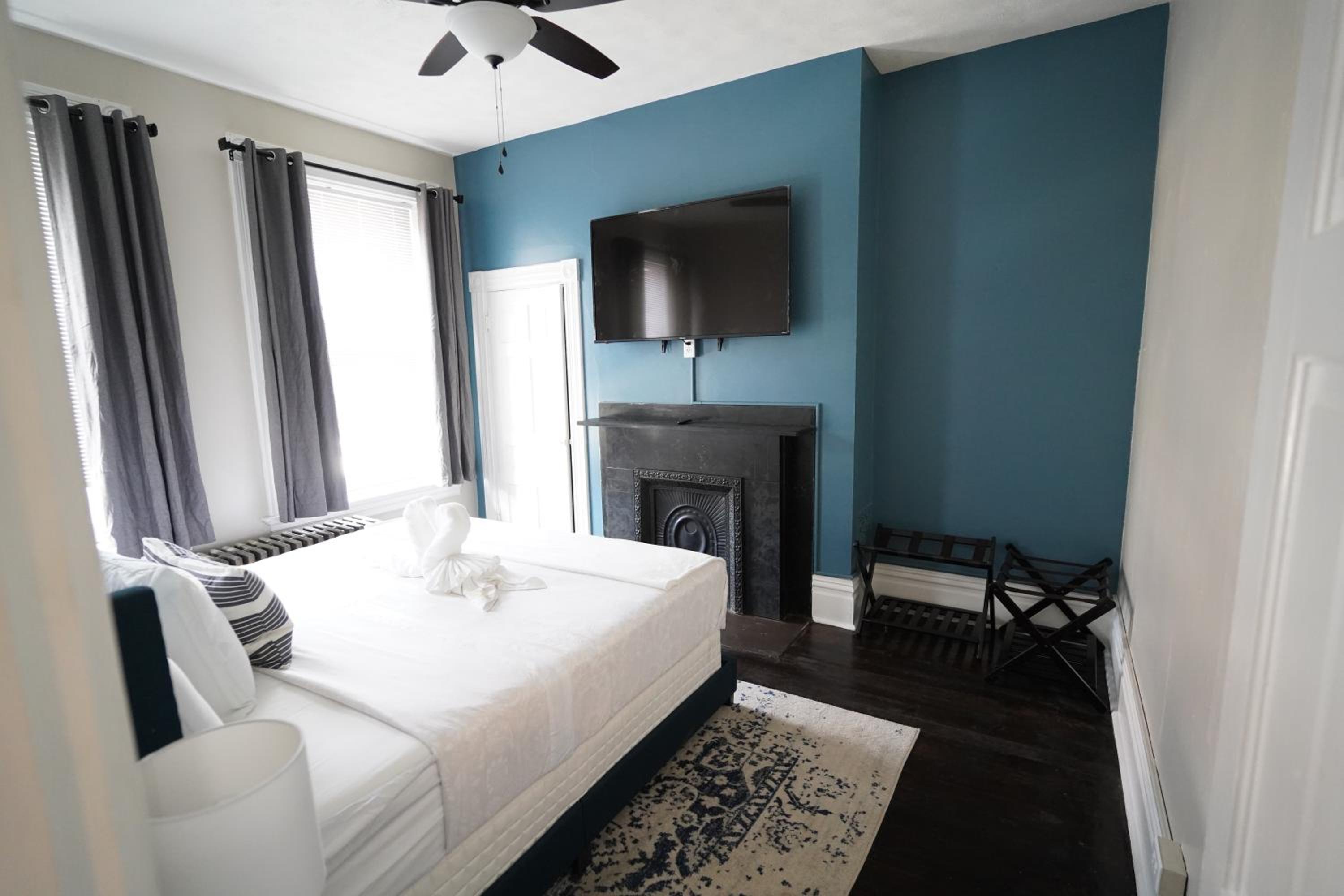 Three-Bedroom Apartment - Photo 30