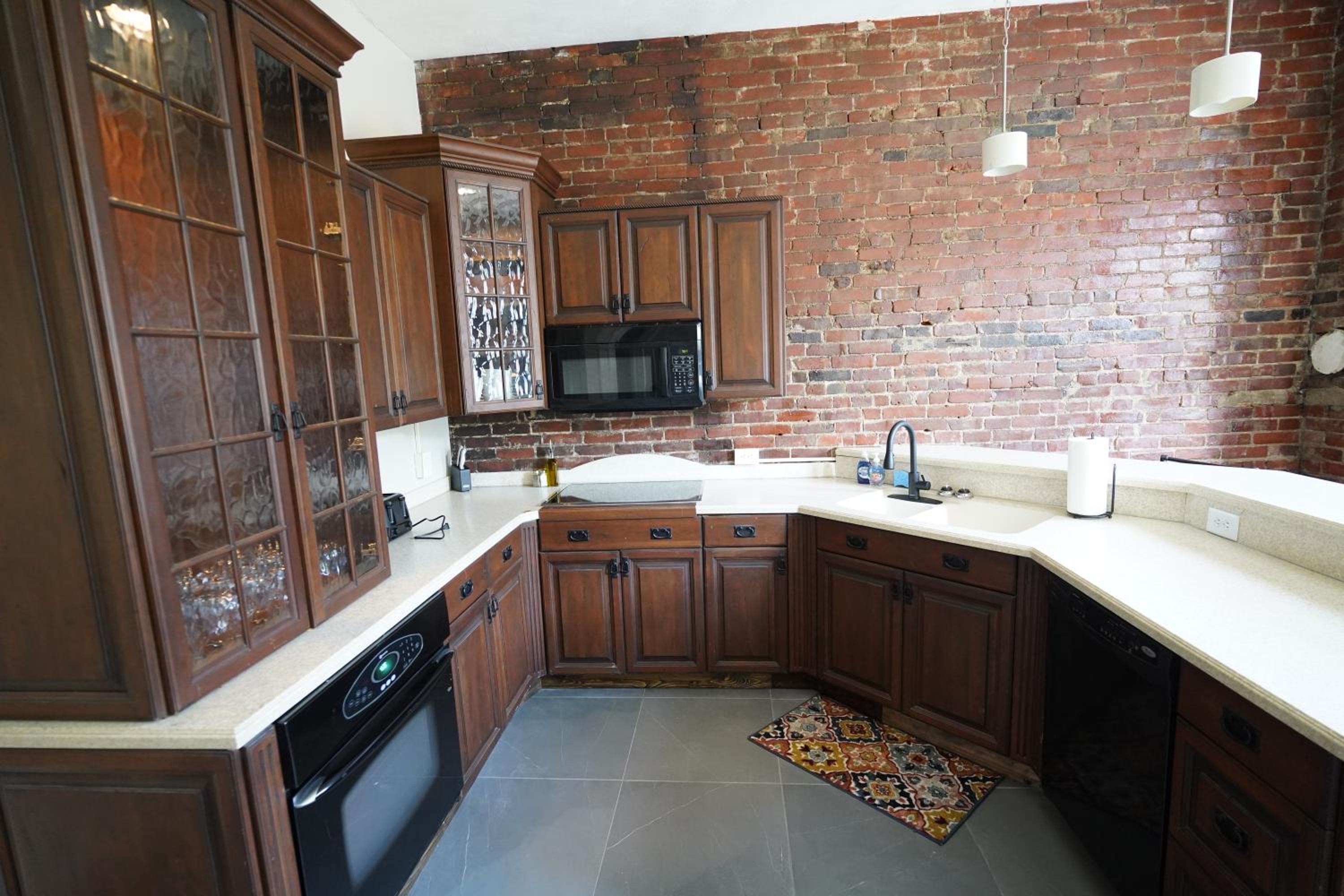 Three-Bedroom Apartment - Photo 32
