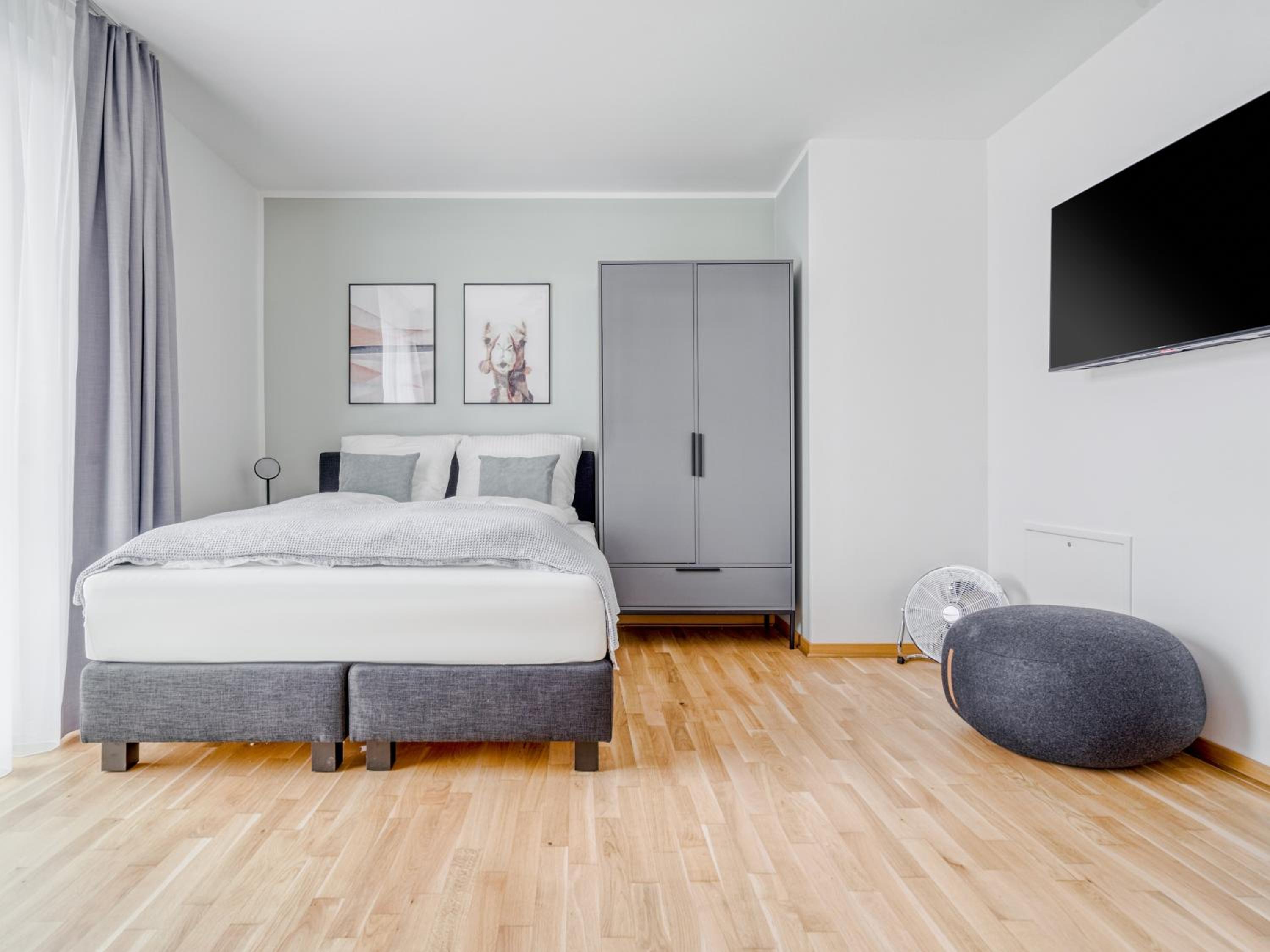 Suite L with loggia and street view