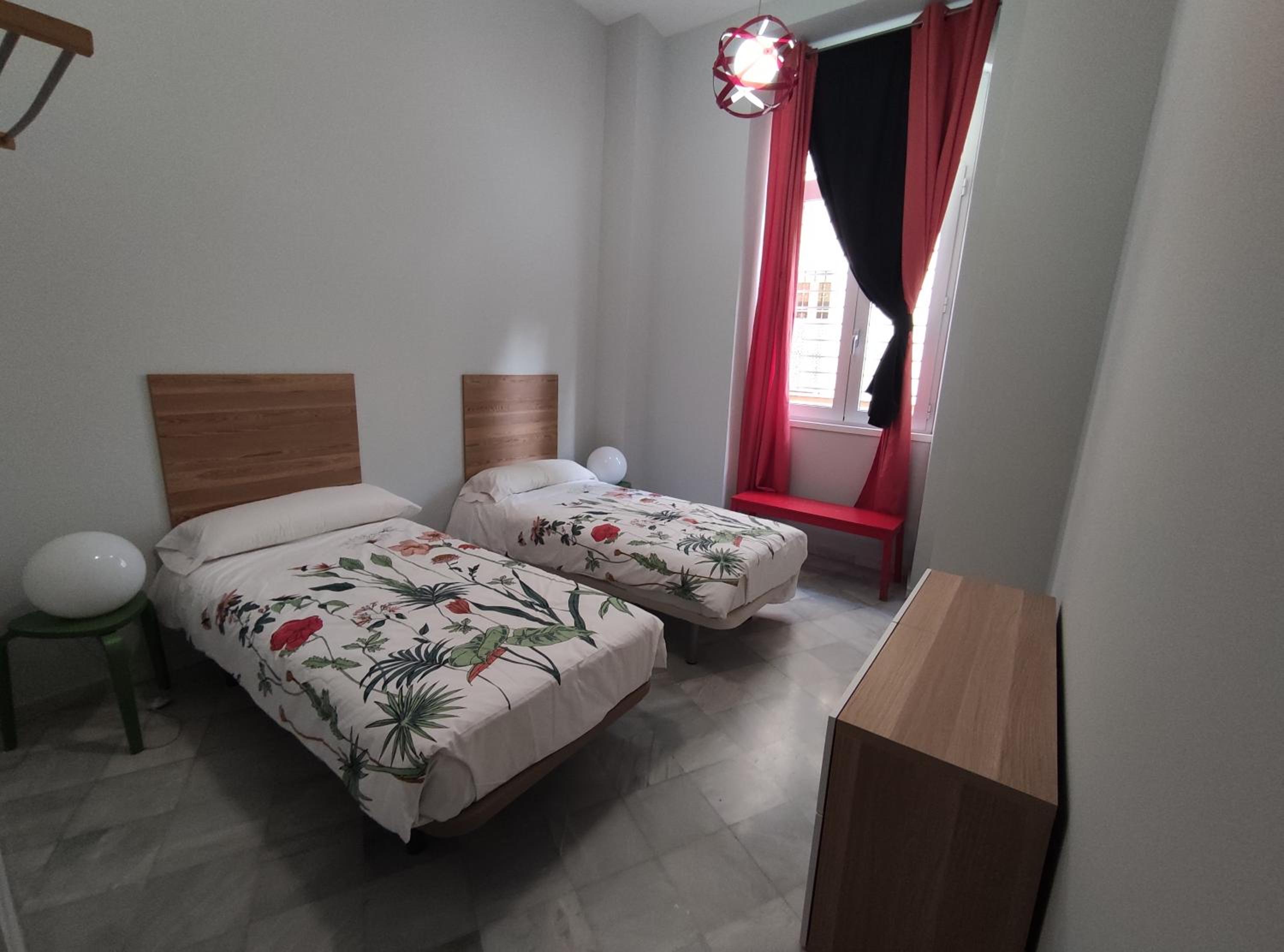 Twin Room with Bathroom - Photo 1