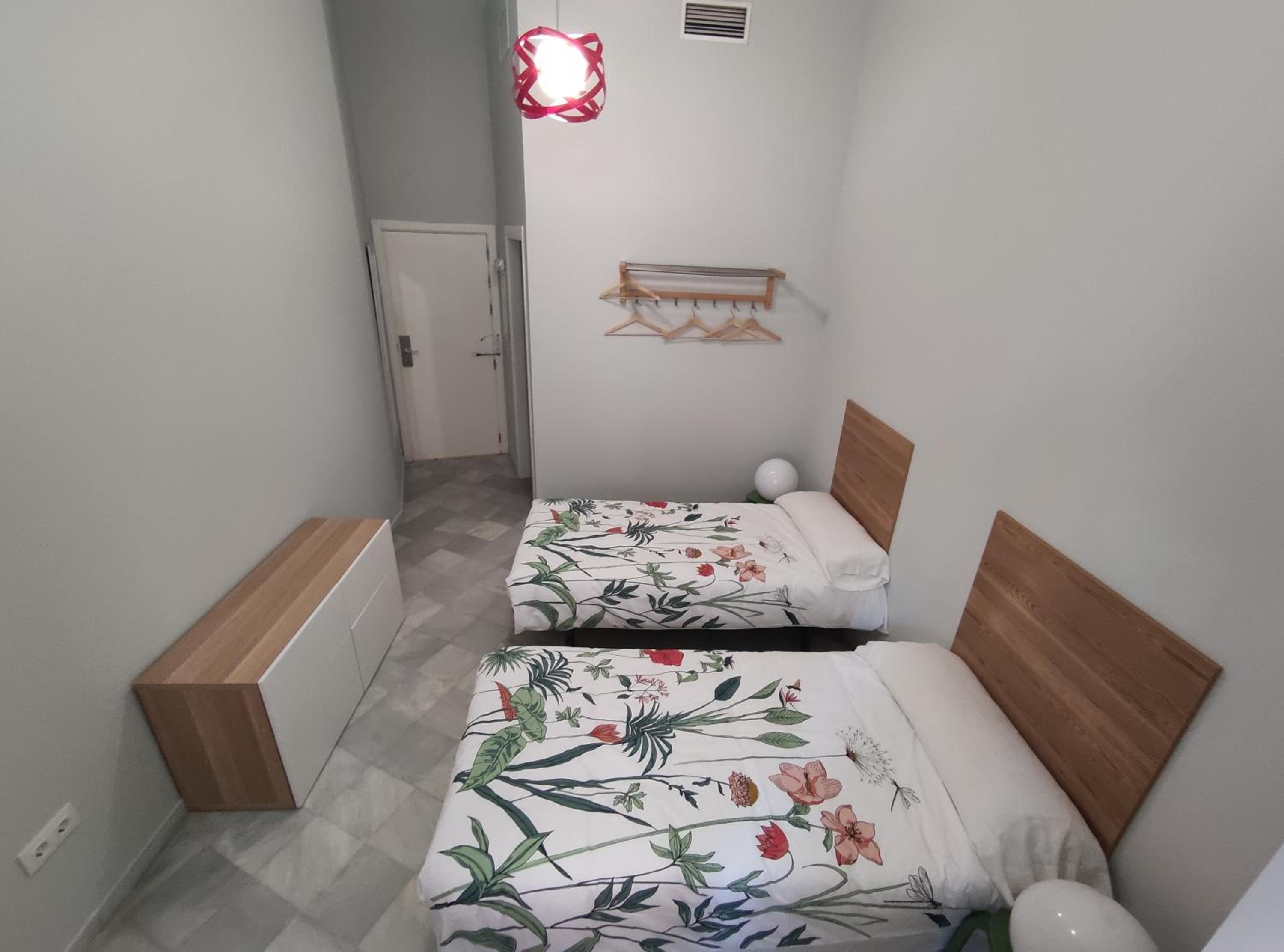Twin Room with Bathroom - Photo 3