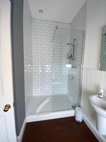Deluxe King Room - Photo 9