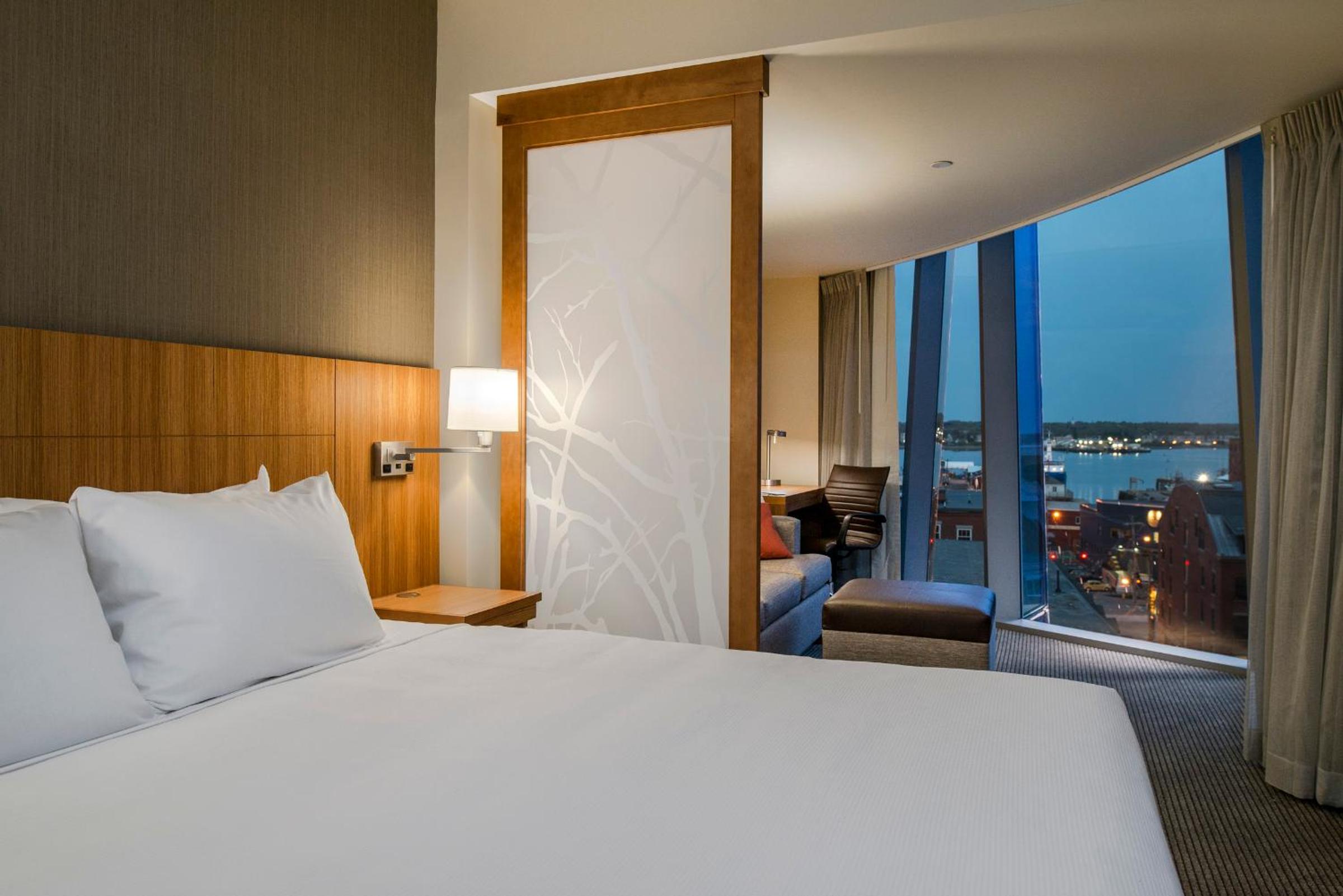 Specialty King Room with Street View