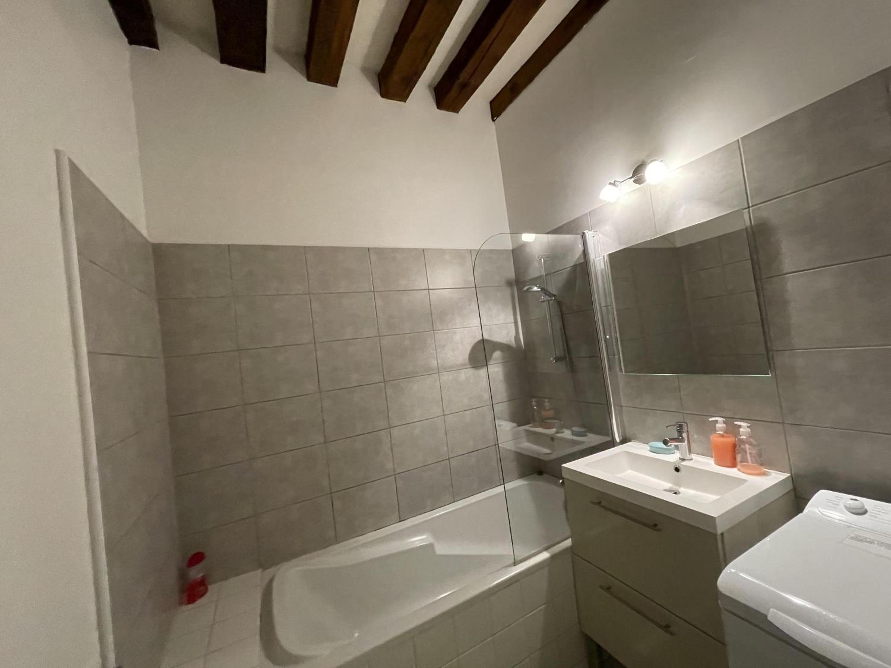 One-Bedroom Apartment - Photo 3