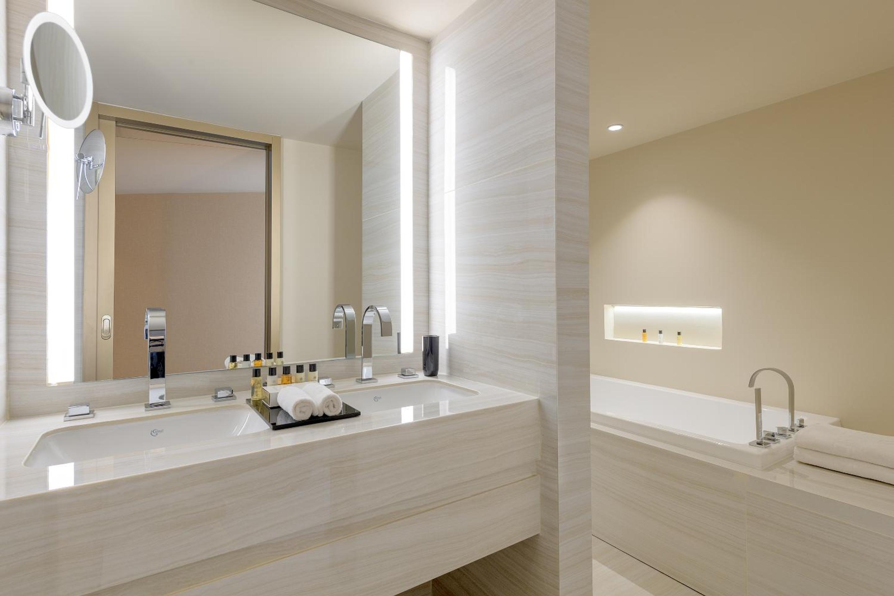 Signature Suite with Sea View - Photo 5