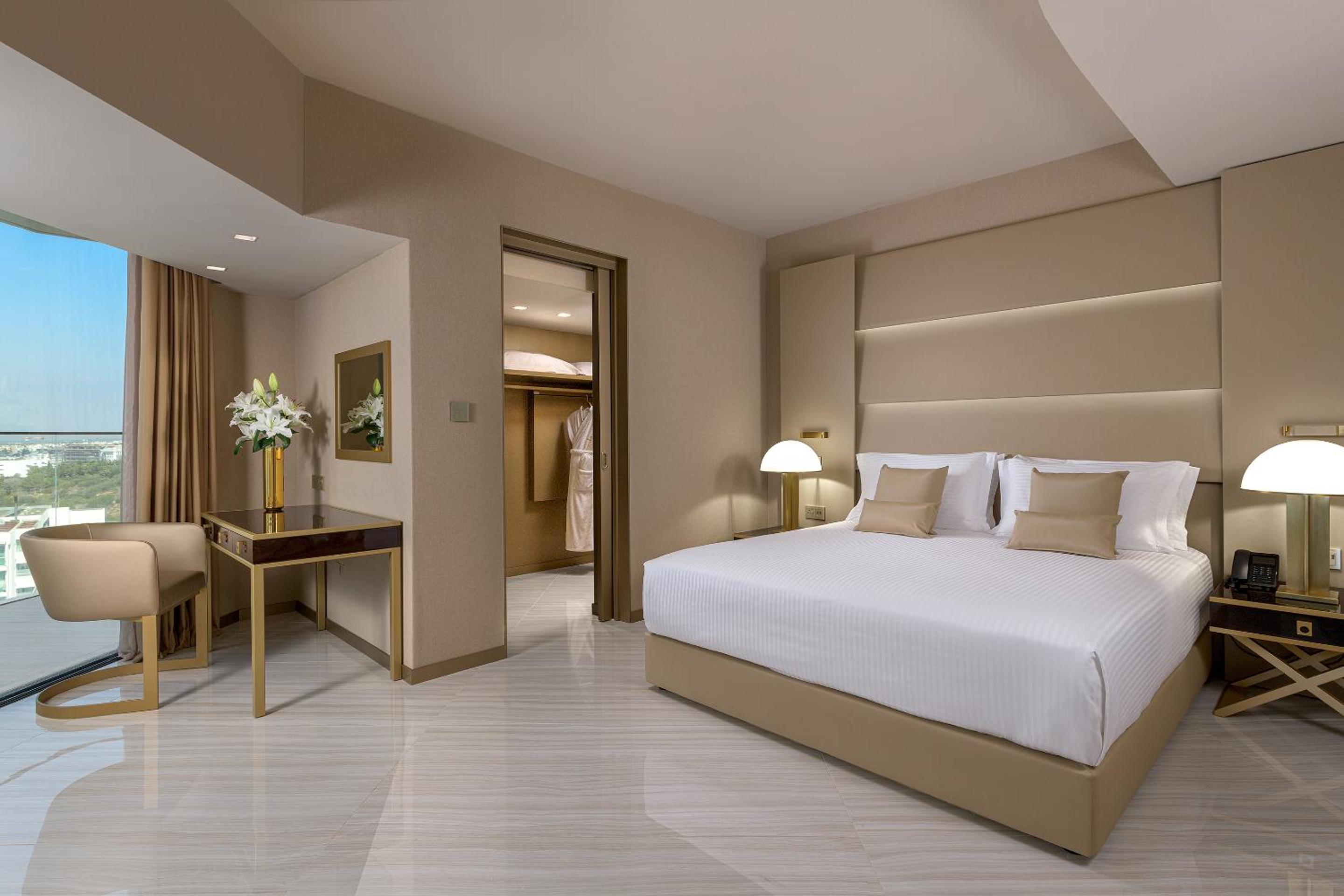 Signature Suite with Sea View - Photo 3