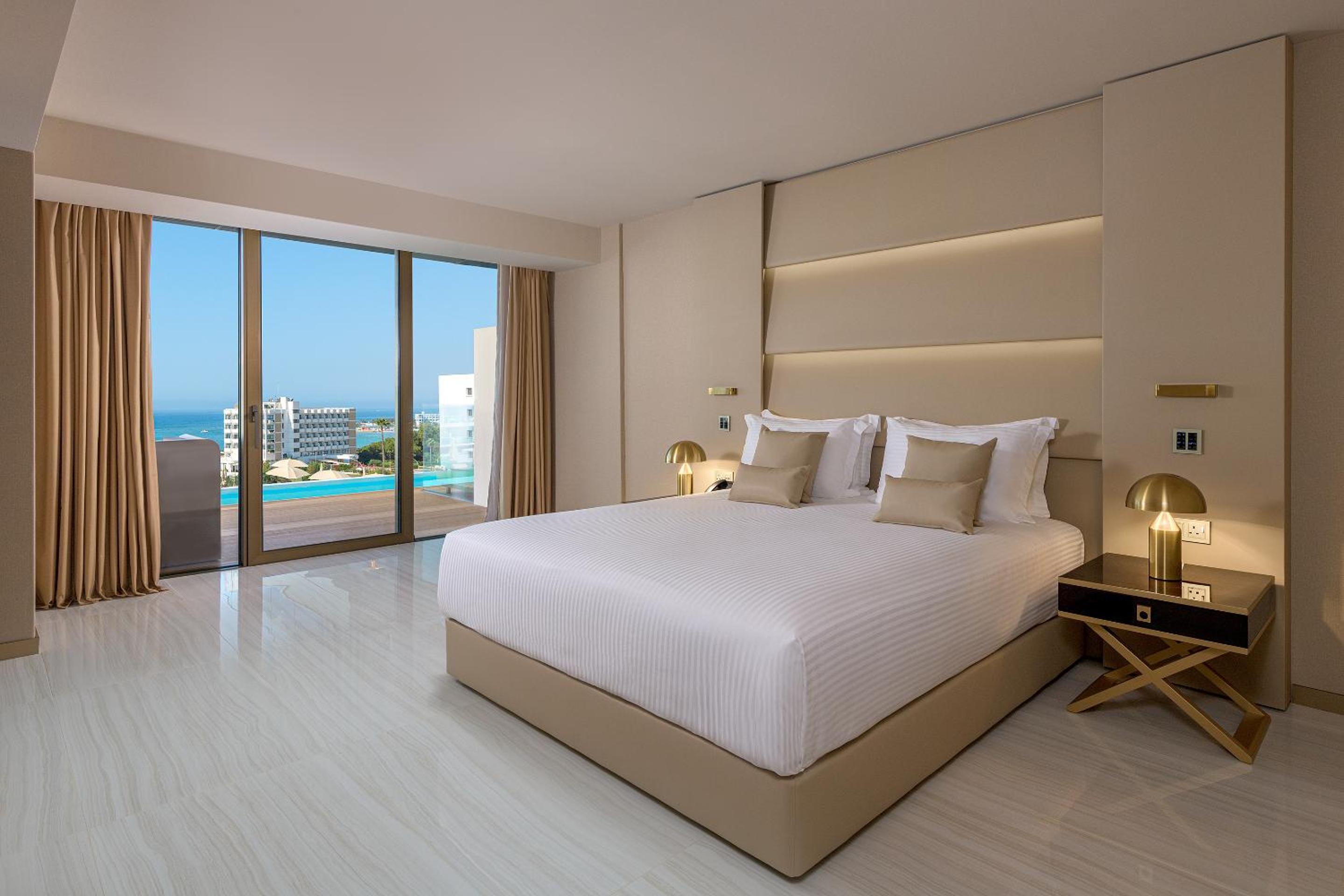Prestige Swim-Up Suite with Sea & Pool View - Photo 4