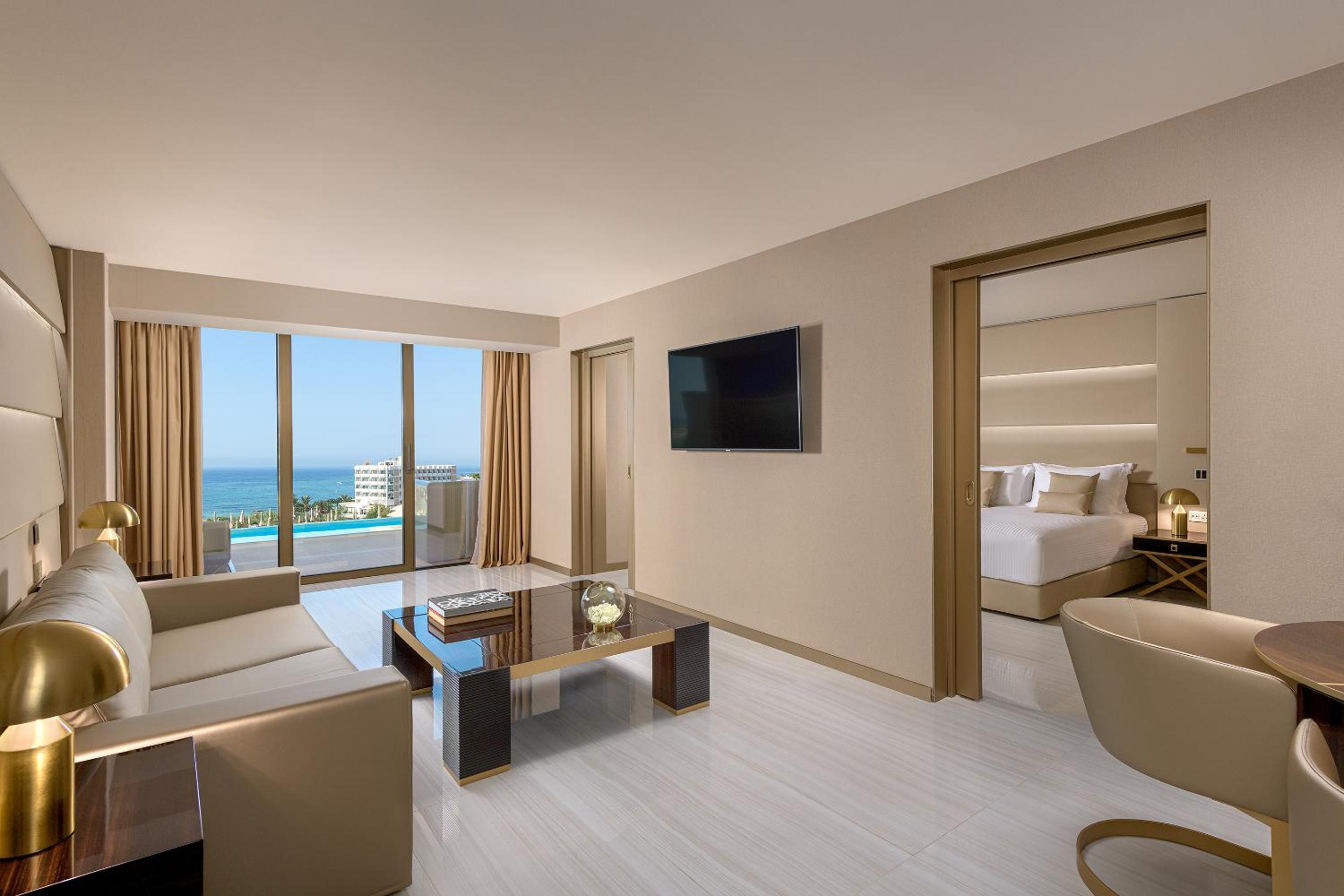 Prestige Swim-Up Suite with Sea & Pool View - Photo 5