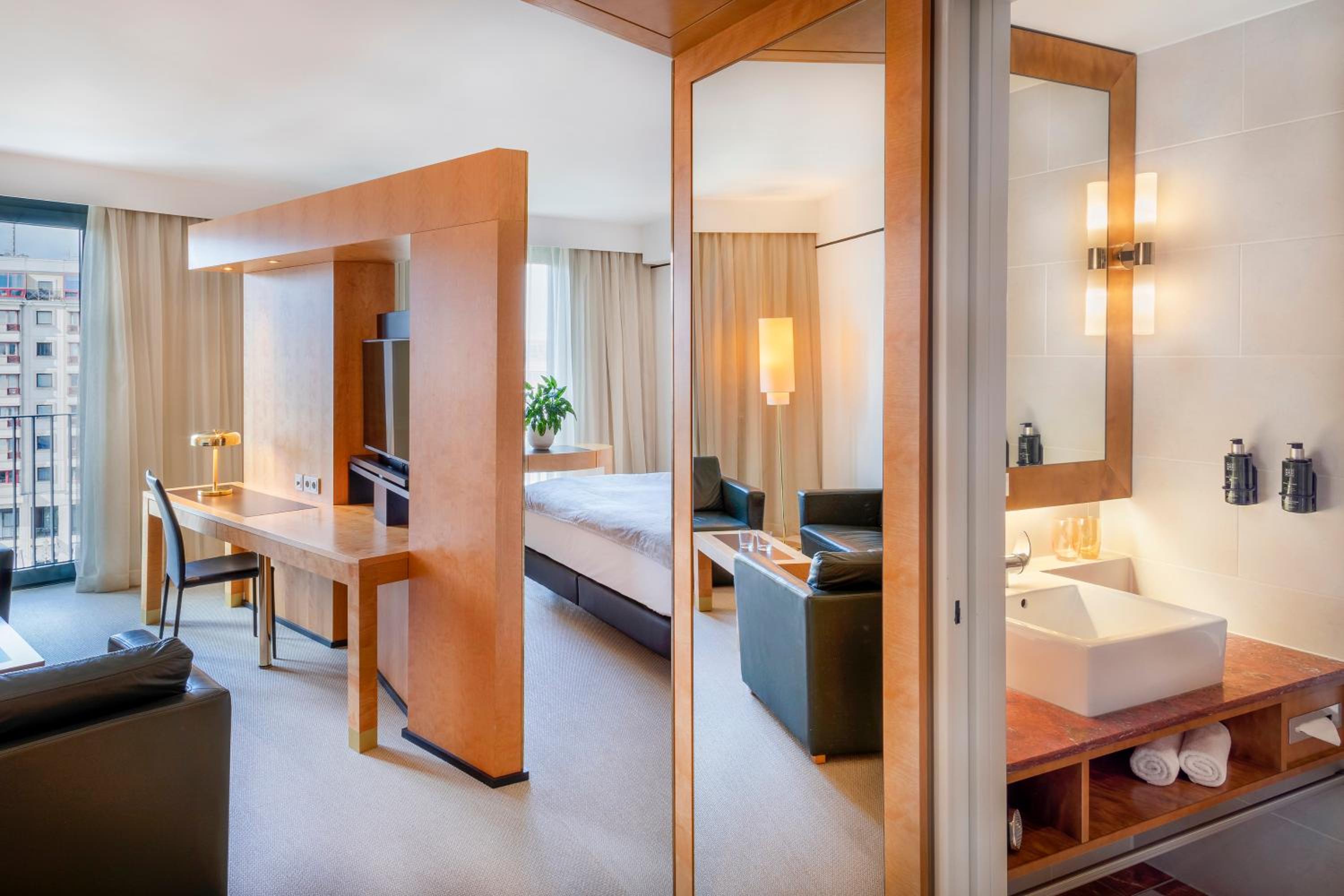 The Level Junior Suite with Executive Lounge Access - Photo 4