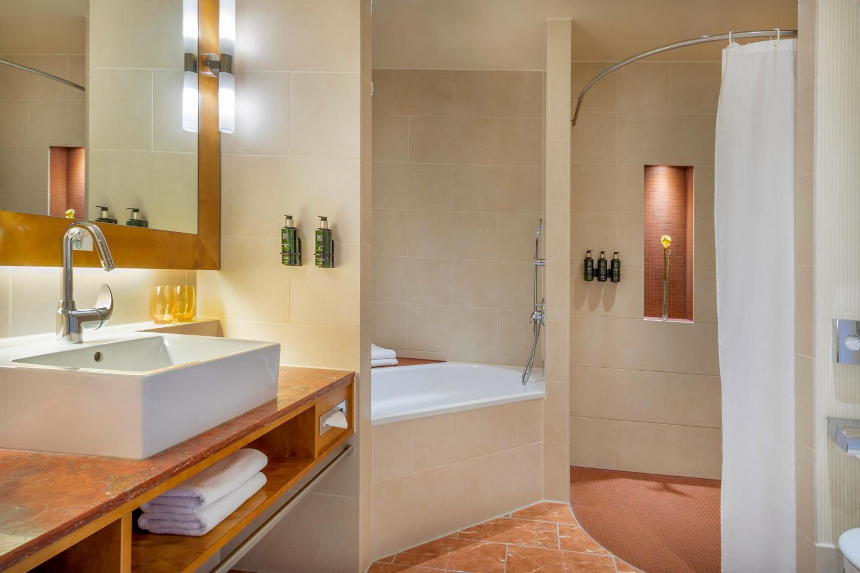 The Level Junior Suite with Executive Lounge Access - Photo 6