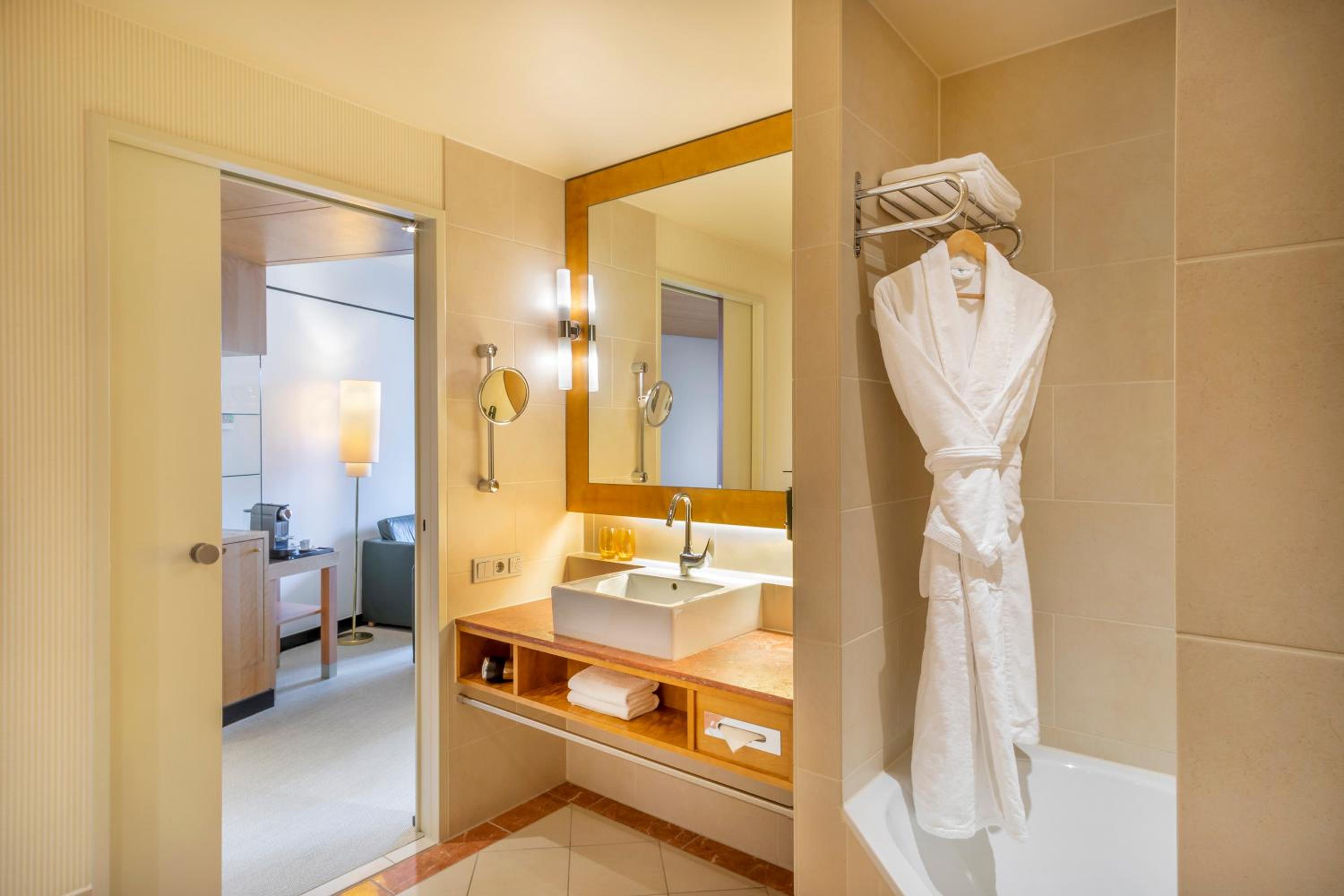 The Level Junior Suite with Executive Lounge Access - Photo 7