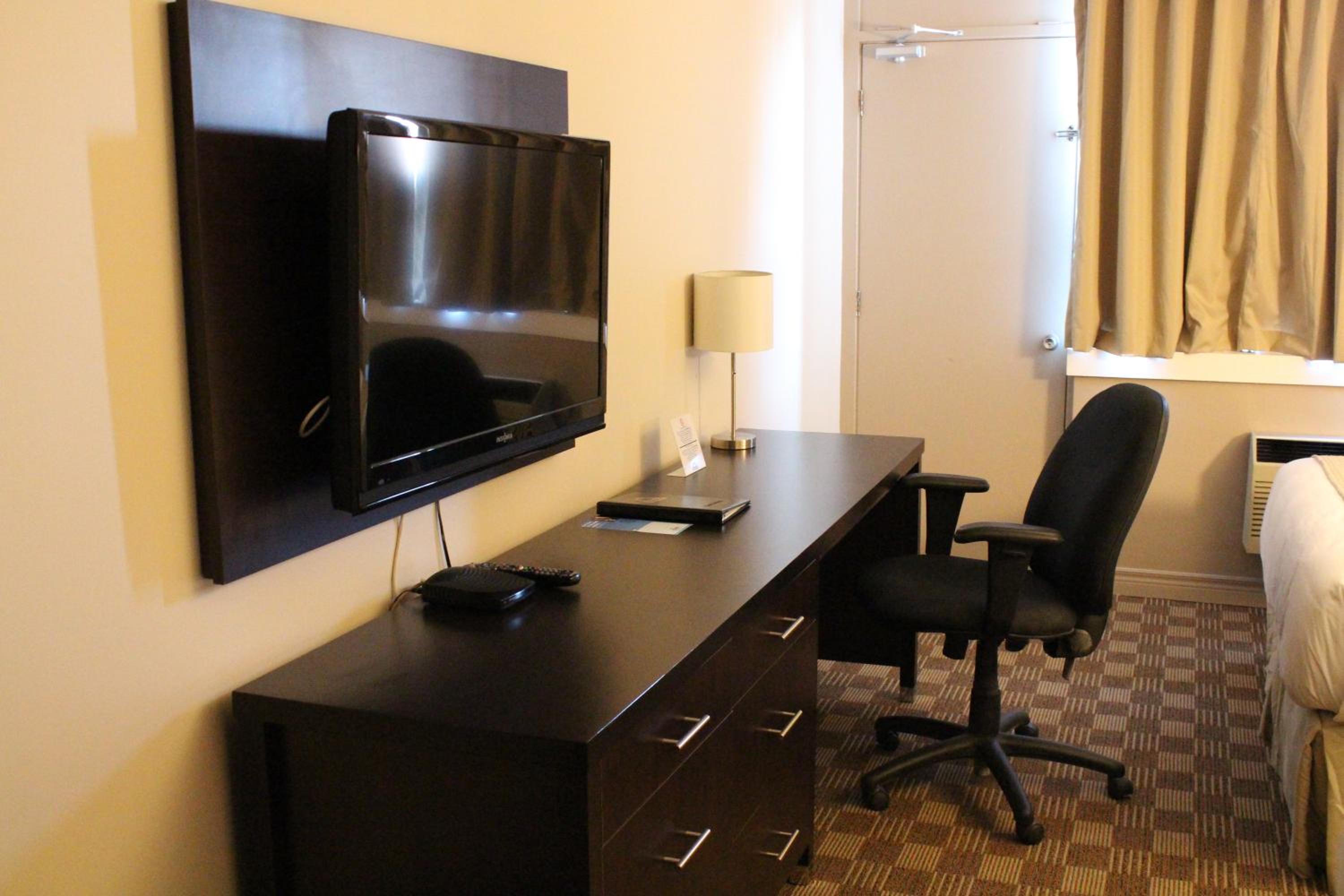 King Room - Non-Smoking - Photo 3