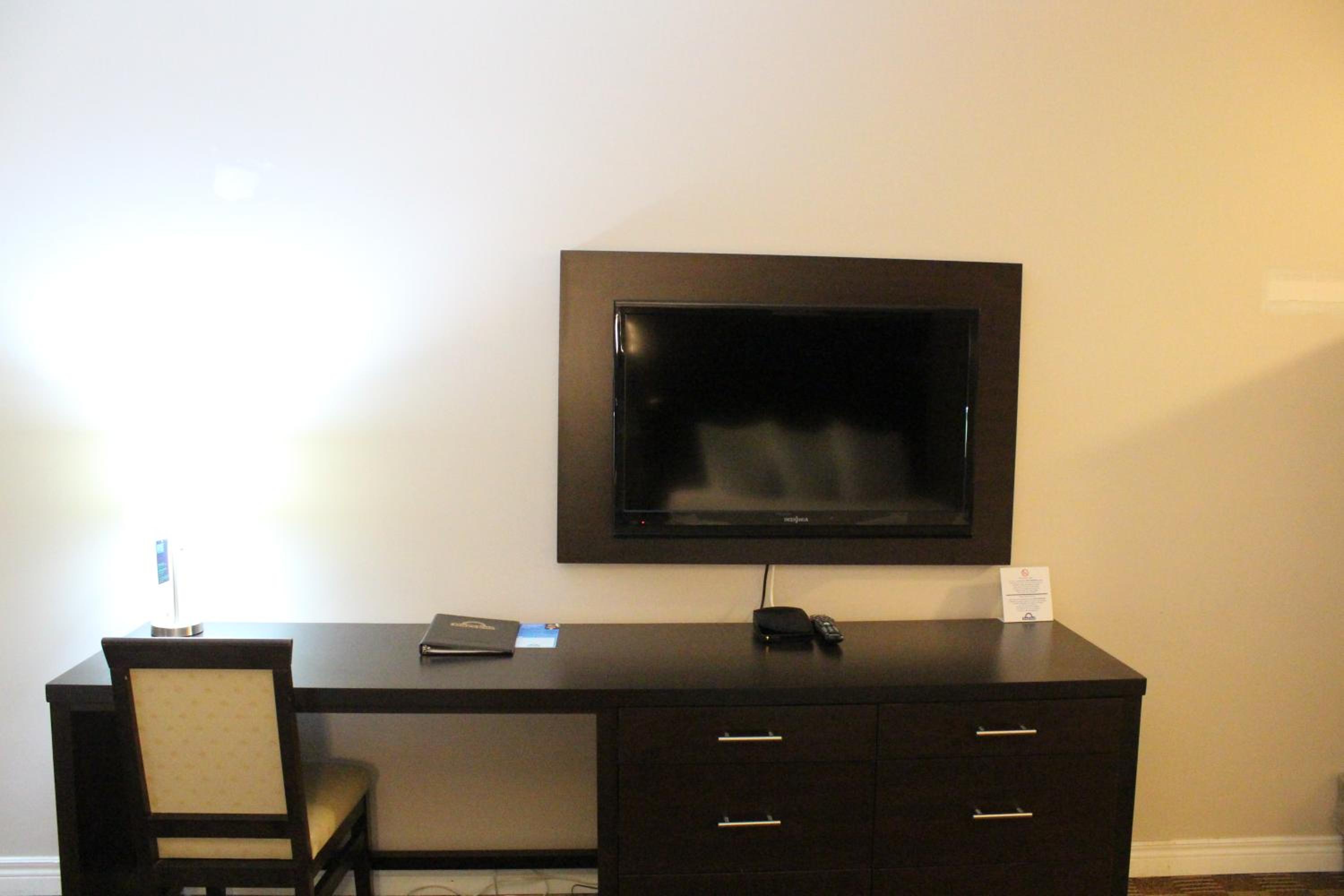 Junior King Suite - Non-Smoking - Photo 3