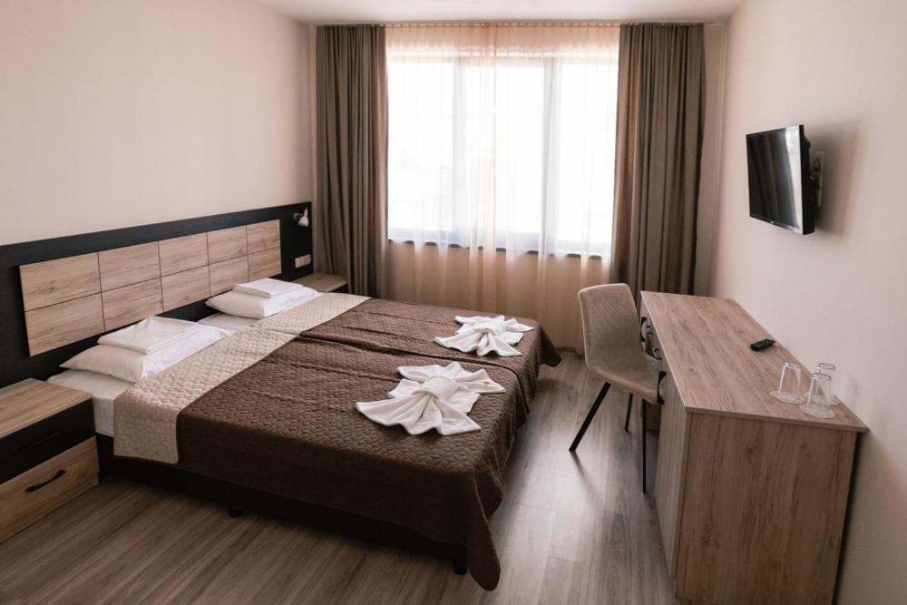 Large Double Room - Photo 1