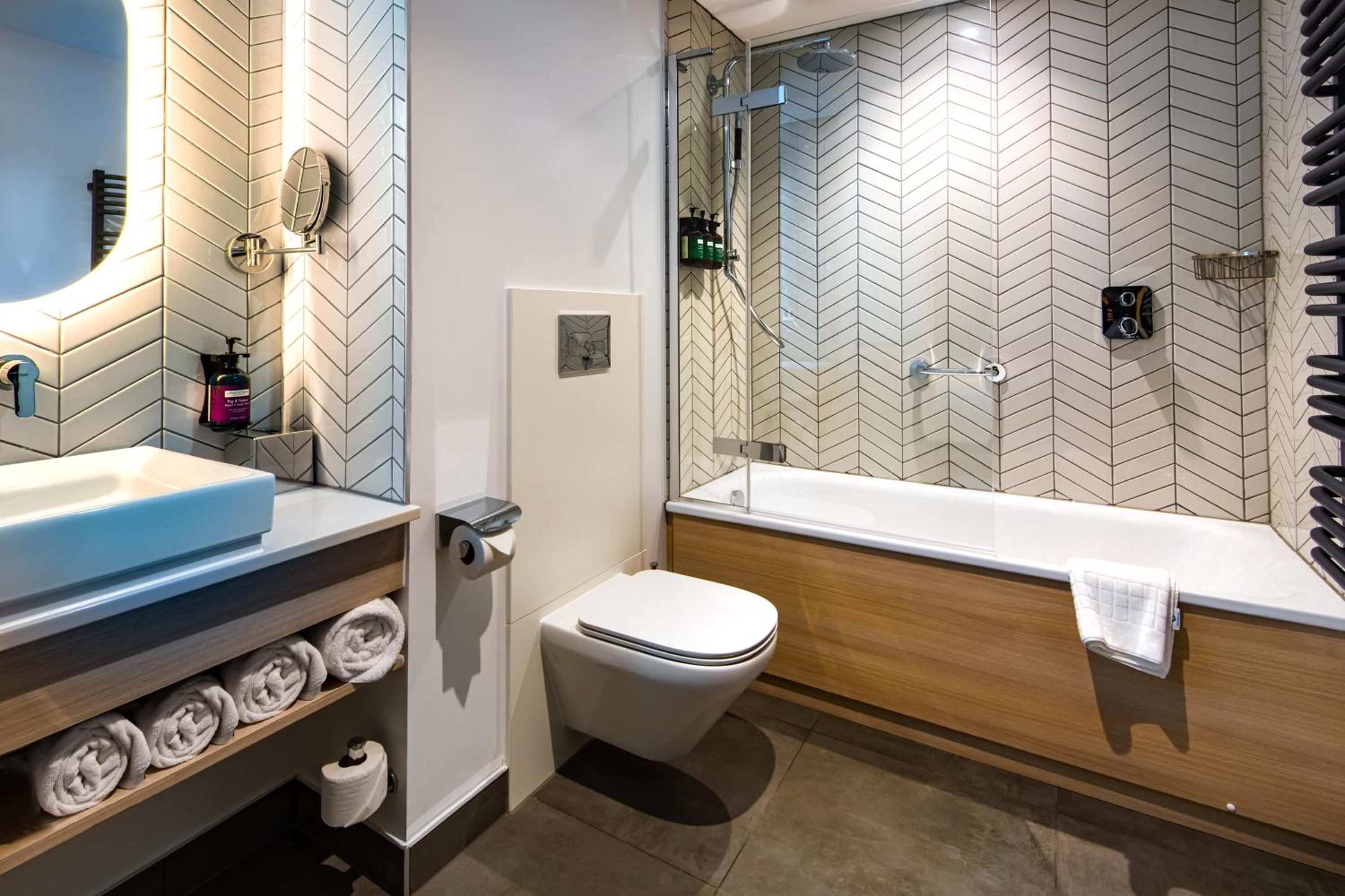One-Bedroom King Suite - Photo 4