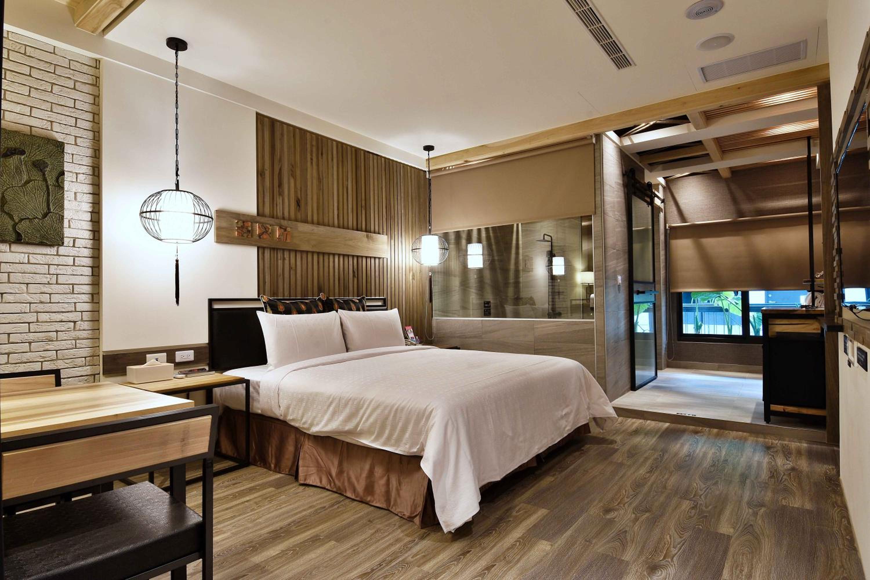 Queen Room with Spa Bath