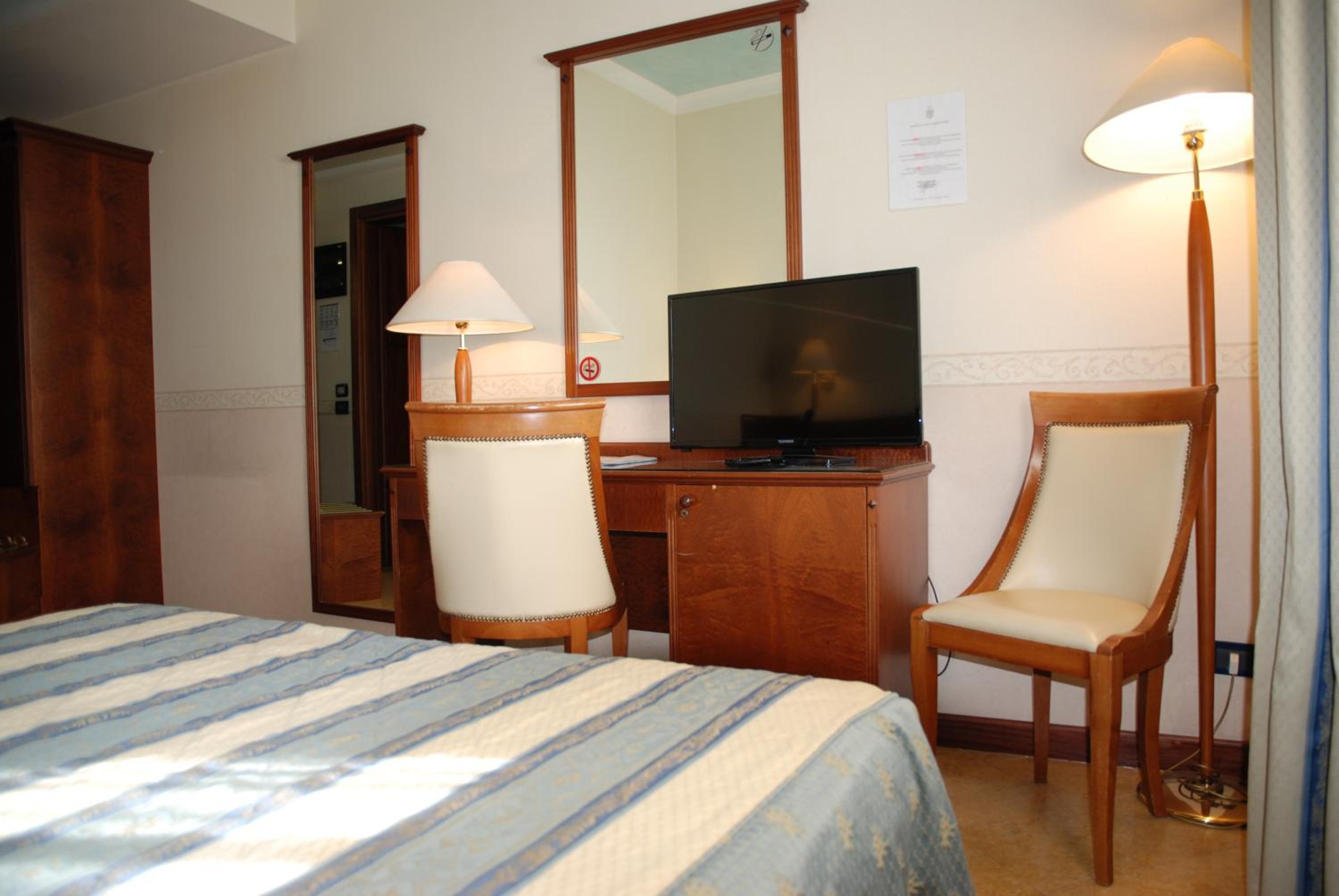 Classic Double or Twin Room - Photo 8