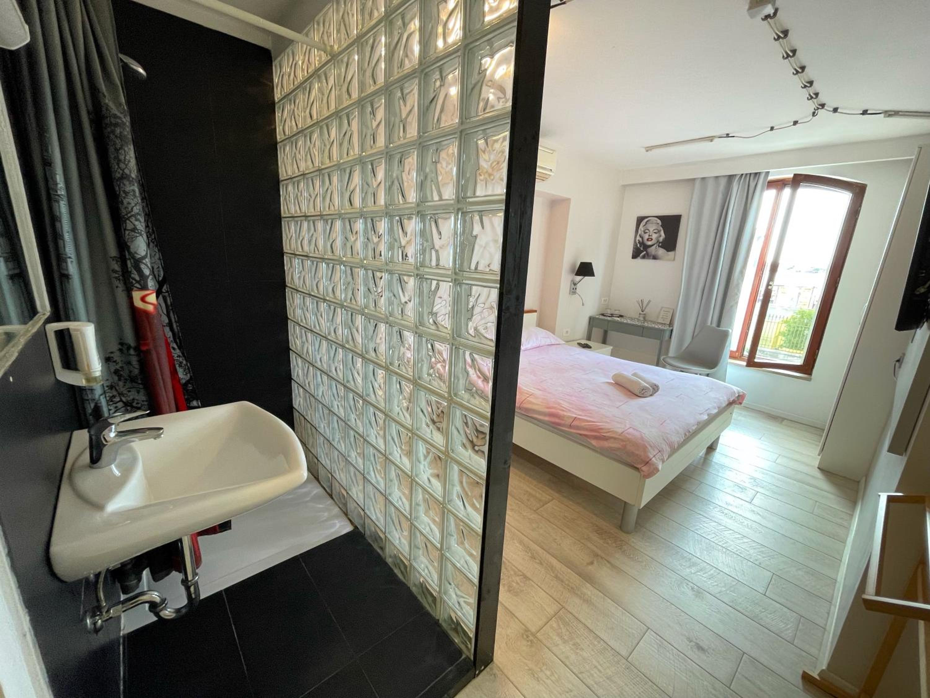 Double Room with Sea View - Photo 8