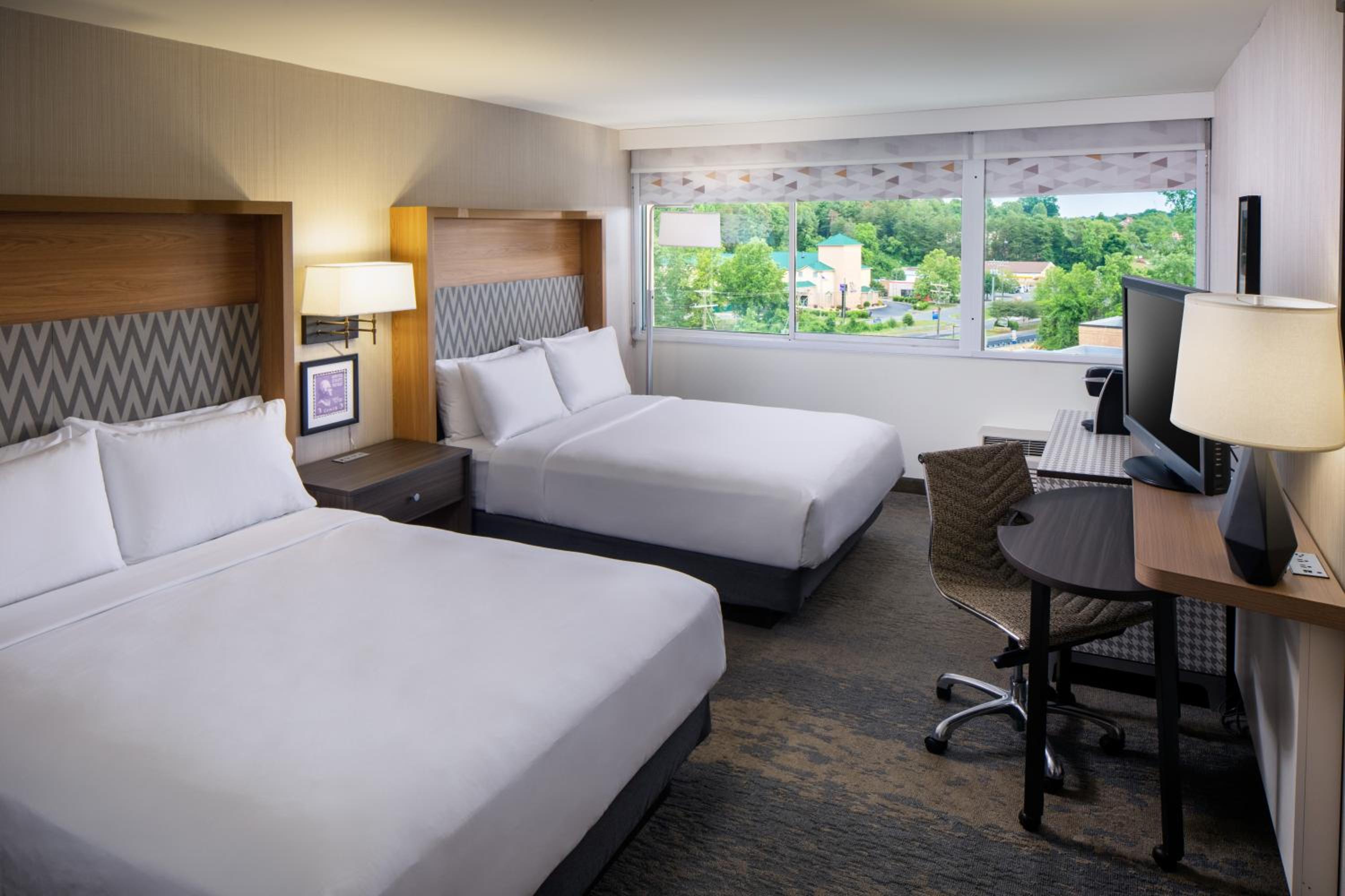 Standard Room with Two Queen Beds - Photo 42