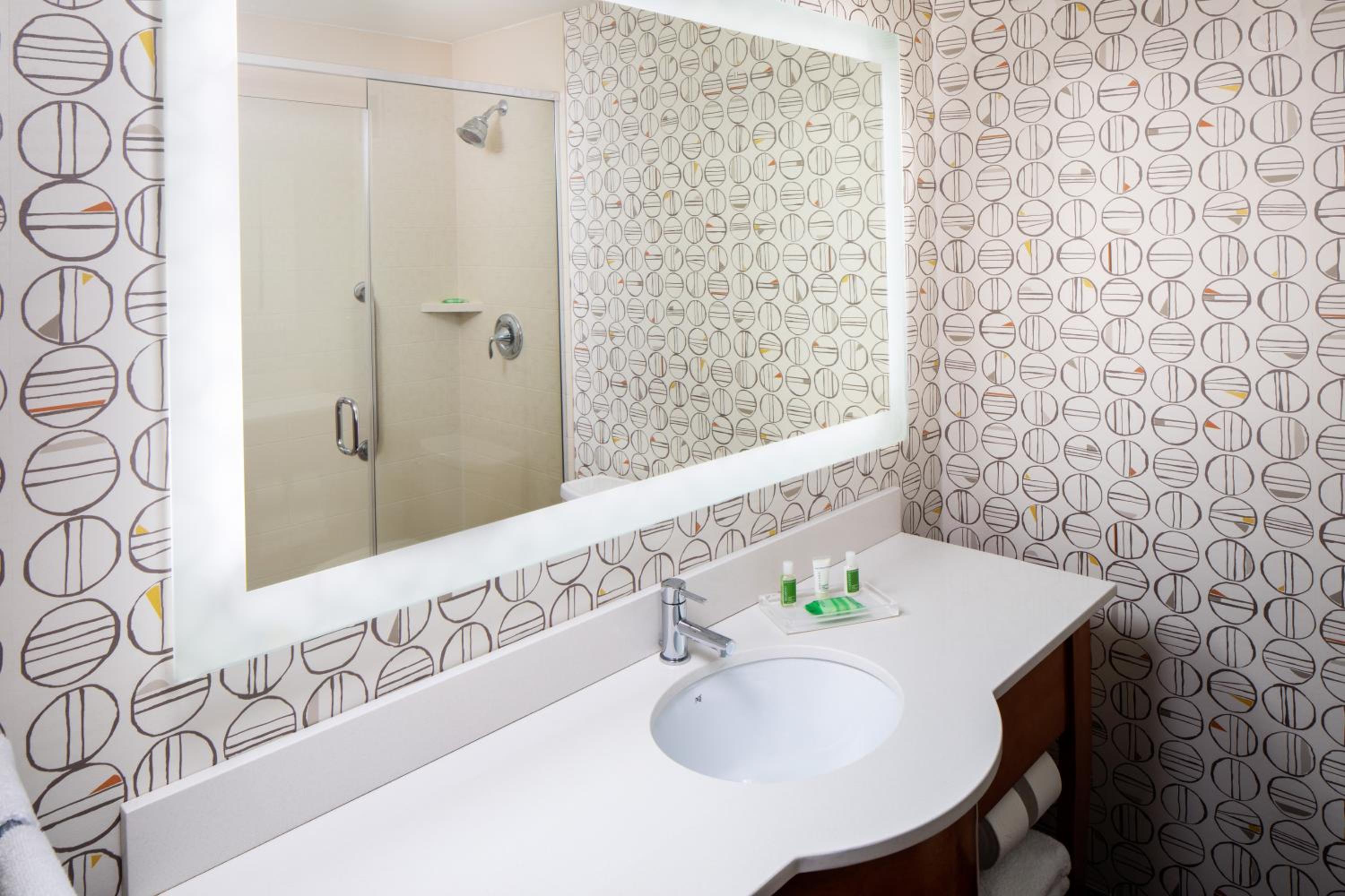 Standard King Room - Photo 27