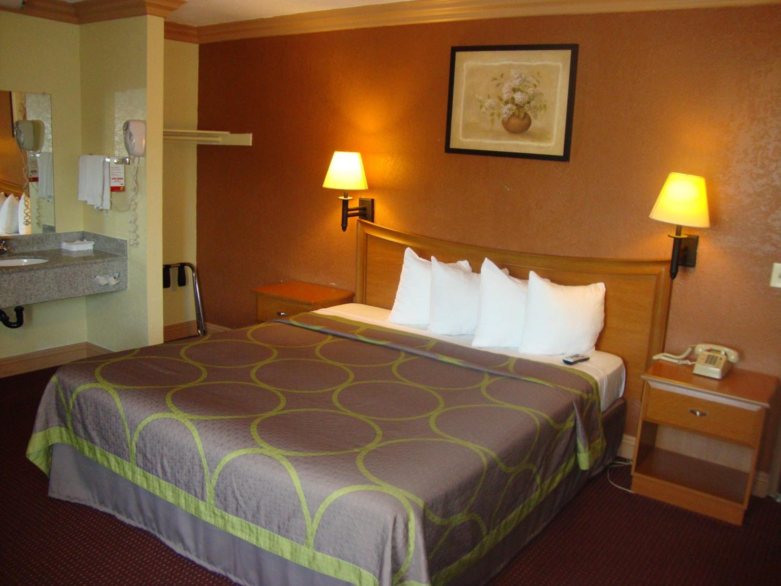 King Room - Non-Smoking - Photo 1