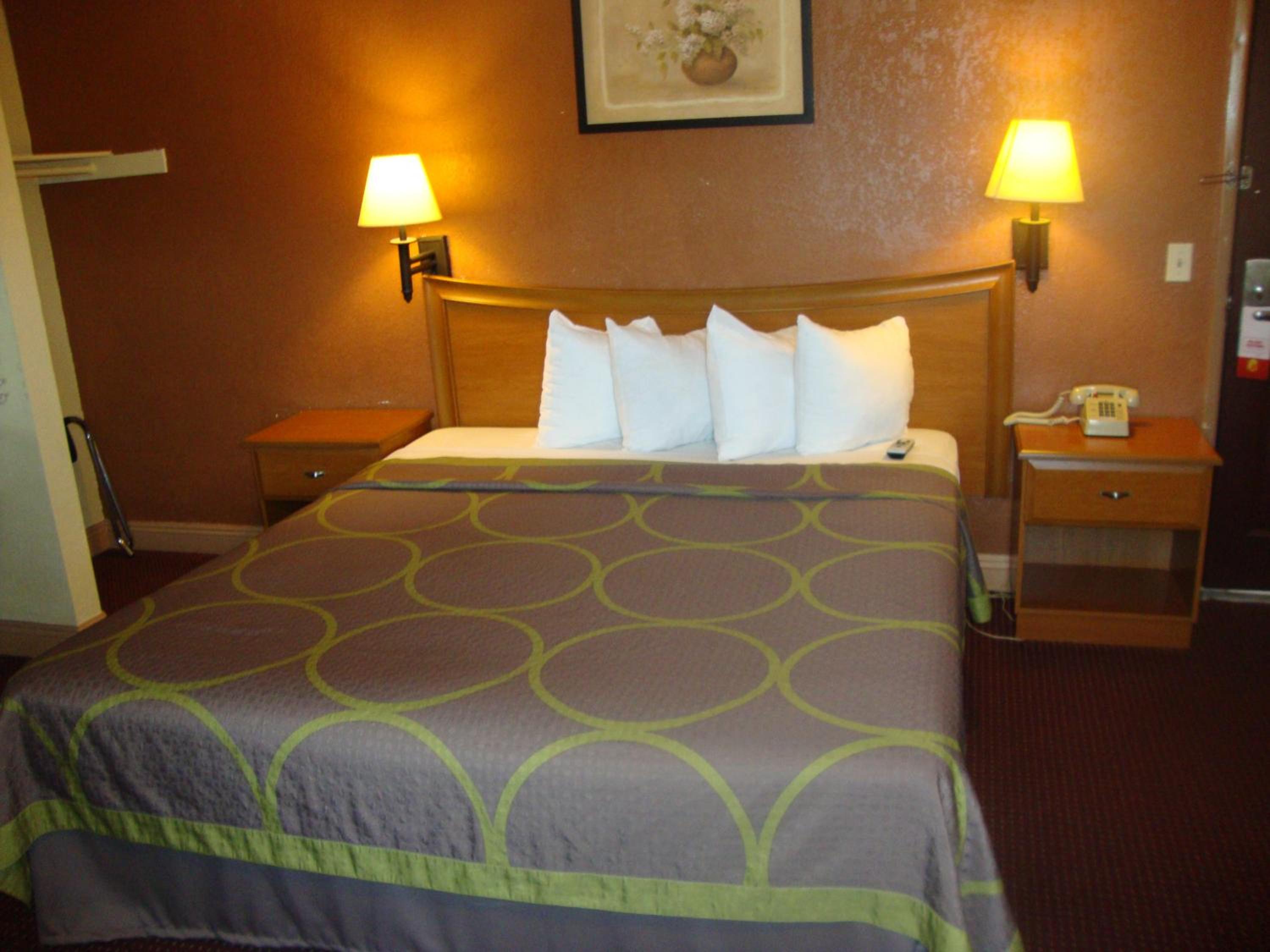 King Room - Non-Smoking - Photo 3