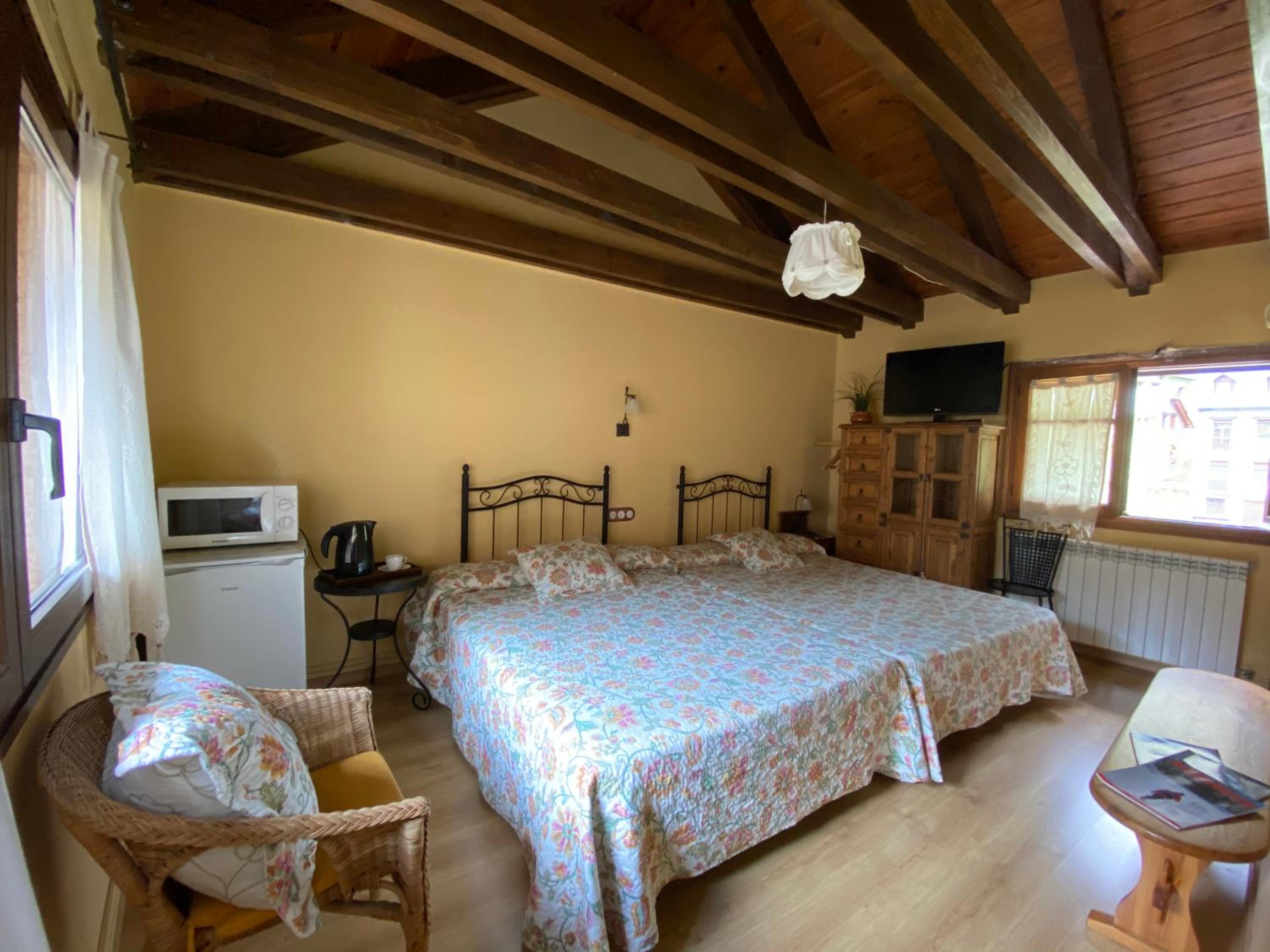 Family Room with Mountain View - Photo 3