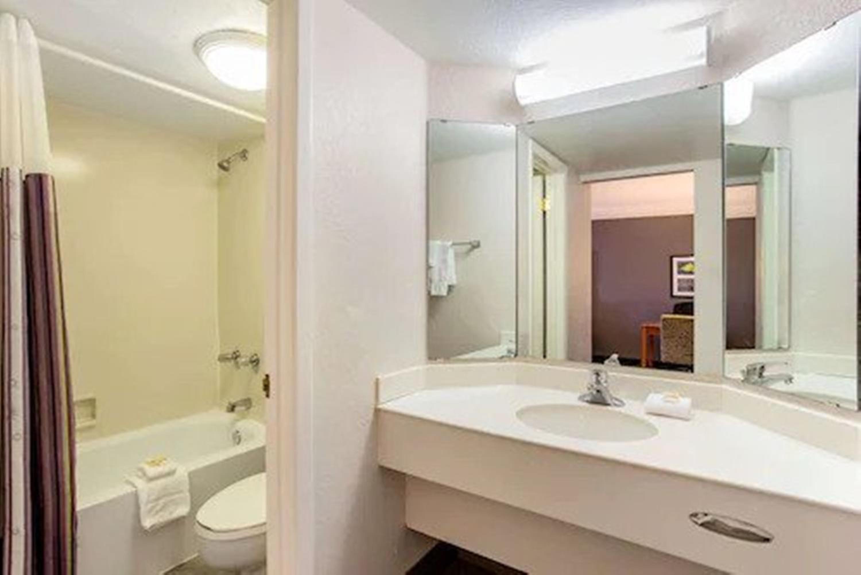 Standard Room with Two Double Beds - Photo 2