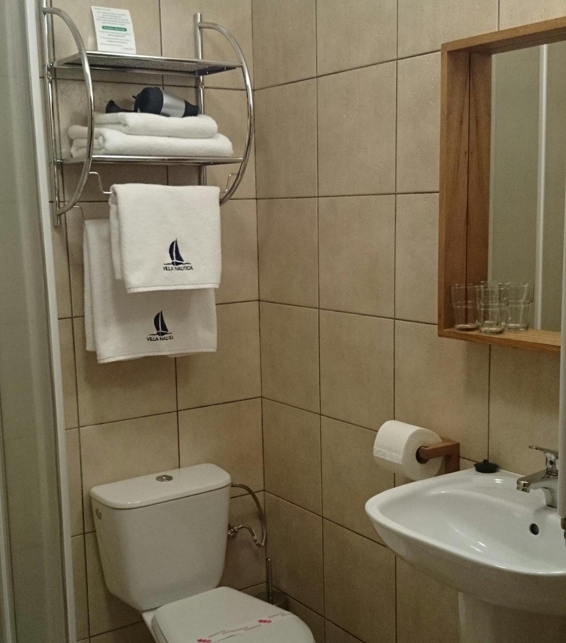 Double Room with Balcony - Photo 4
