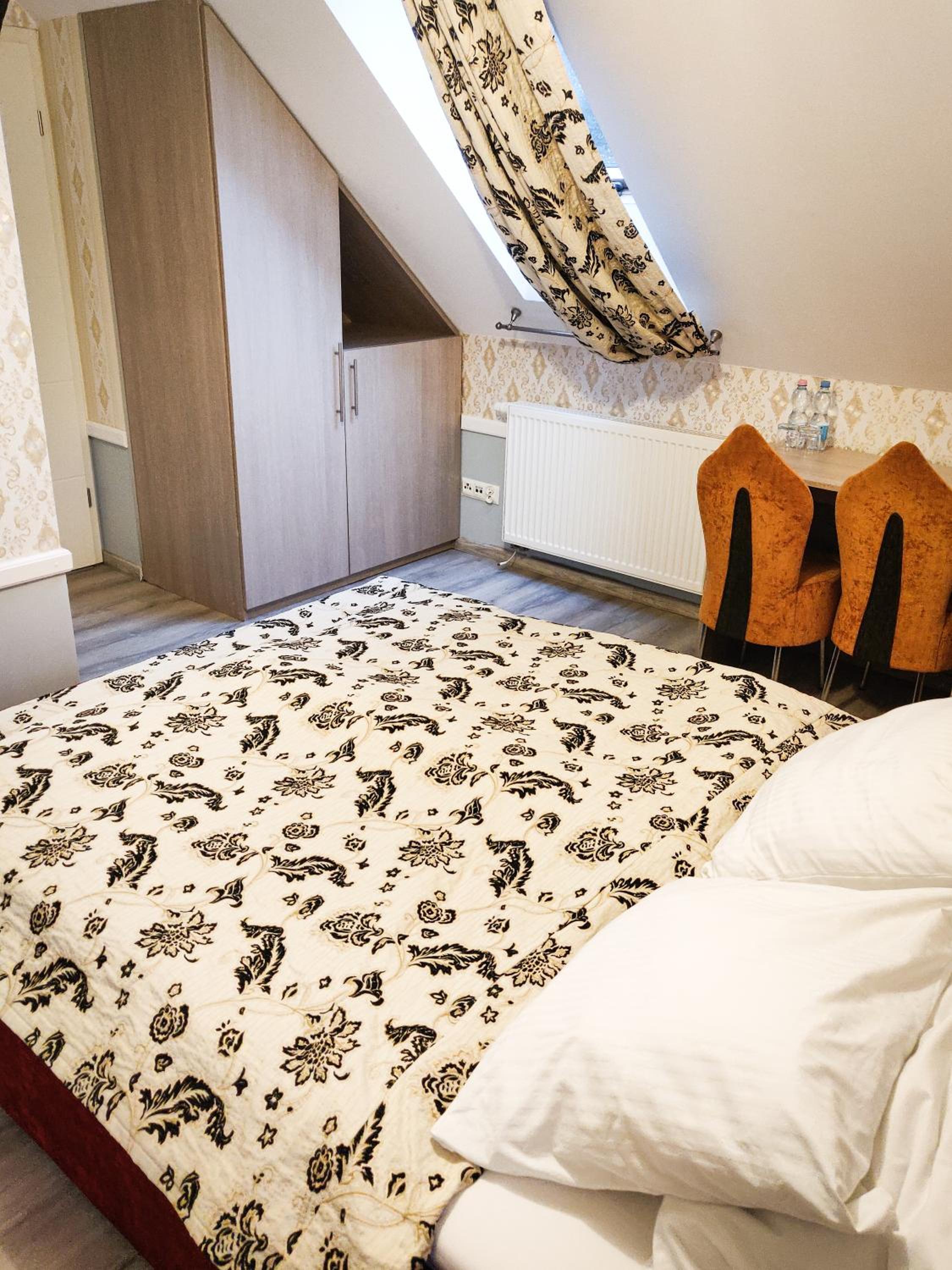 Large Double Room - Photo 3